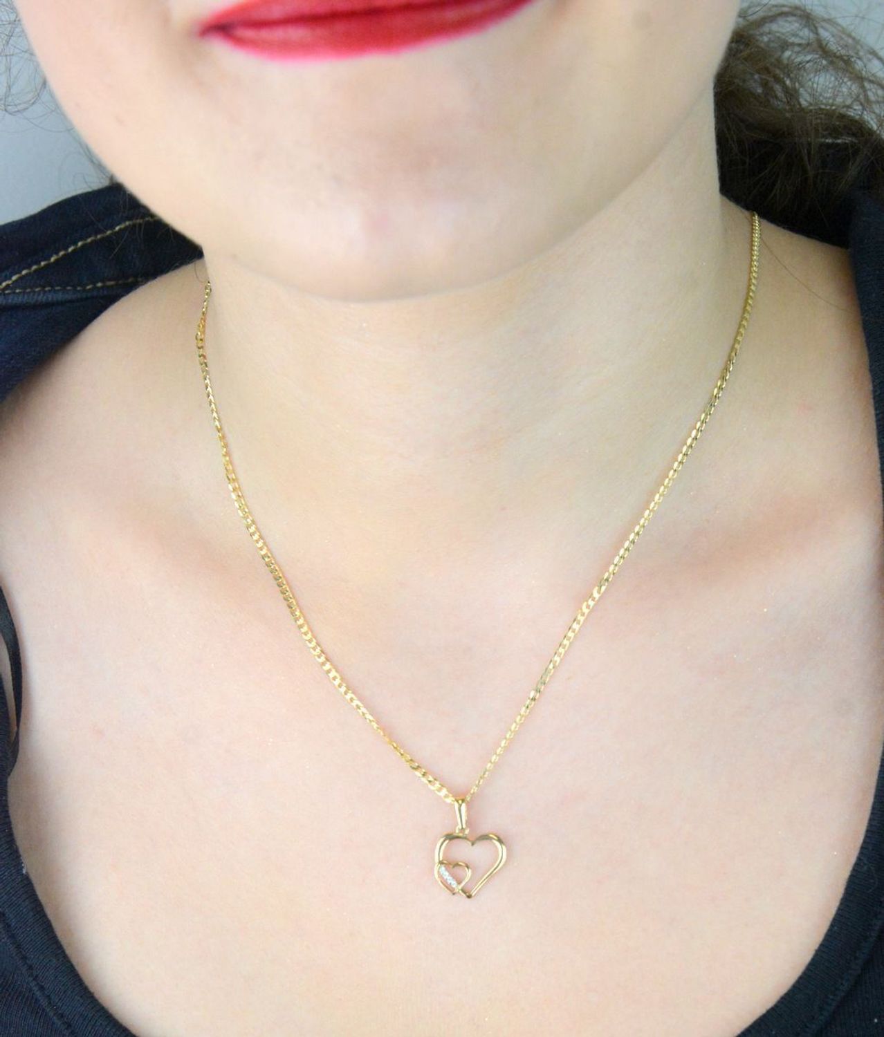 Złota zawieszka w kształcie serca – model DIA-ZAW-13302-585. Próba 585, waga 0,78 g, wymiary 1,3 x 2,0 cm. Klasyczna i elegancka biżuteria dla niej.1.jpg