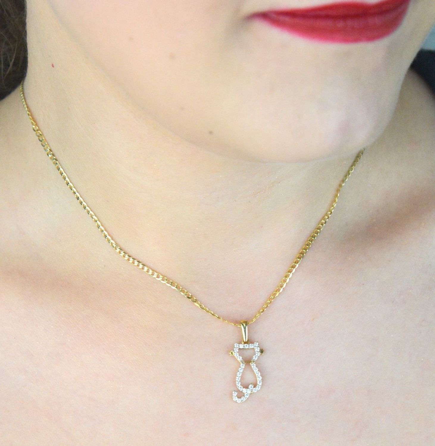 Złota zawieszka DIA-ZAW-13303-585 w kształcie kota z białymi cyrkoniami. Próba 585, waga 1,03 g, wymiary 2,6 cm x 8 mm. Uroczy i elegancki dodatek – idealny na prezent.1.jpg