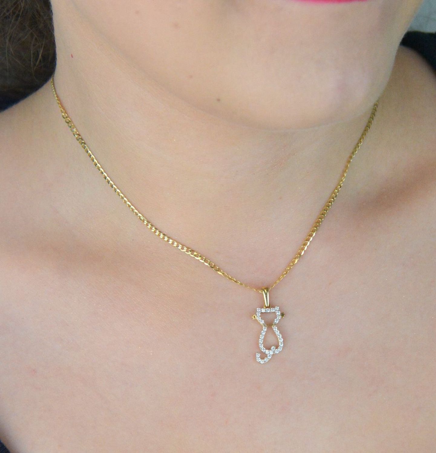 Złota zawieszka DIA-ZAW-13303-585 w kształcie kota z białymi cyrkoniami. Próba 585, waga 1,03 g, wymiary 2,6 cm x 8 mm. Uroczy i elegancki dodatek – idealny na prezent.1.jpg