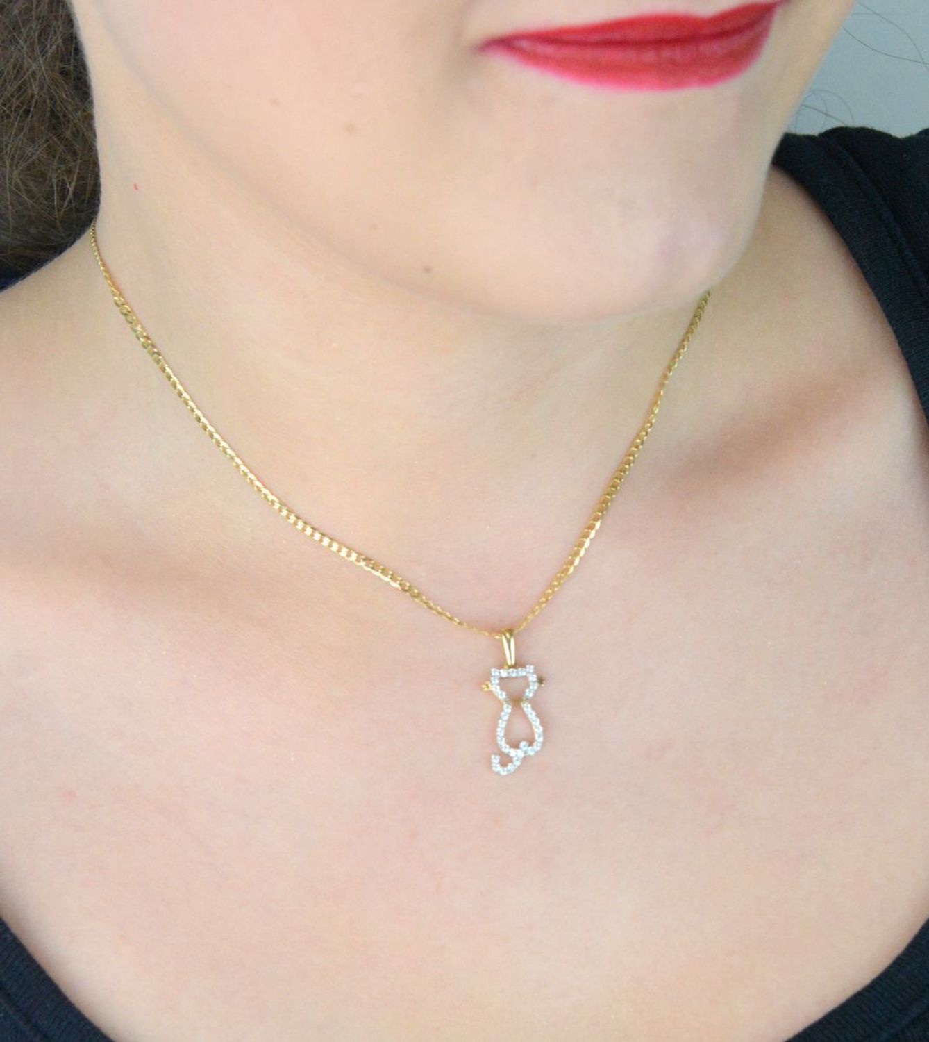 Złota zawieszka DIA-ZAW-13303-585 w kształcie kota z białymi cyrkoniami. Próba 585, waga 1,03 g, wymiary 2,6 cm x 8 mm. Uroczy i elegancki dodatek – idealny na prezent.1.jpg