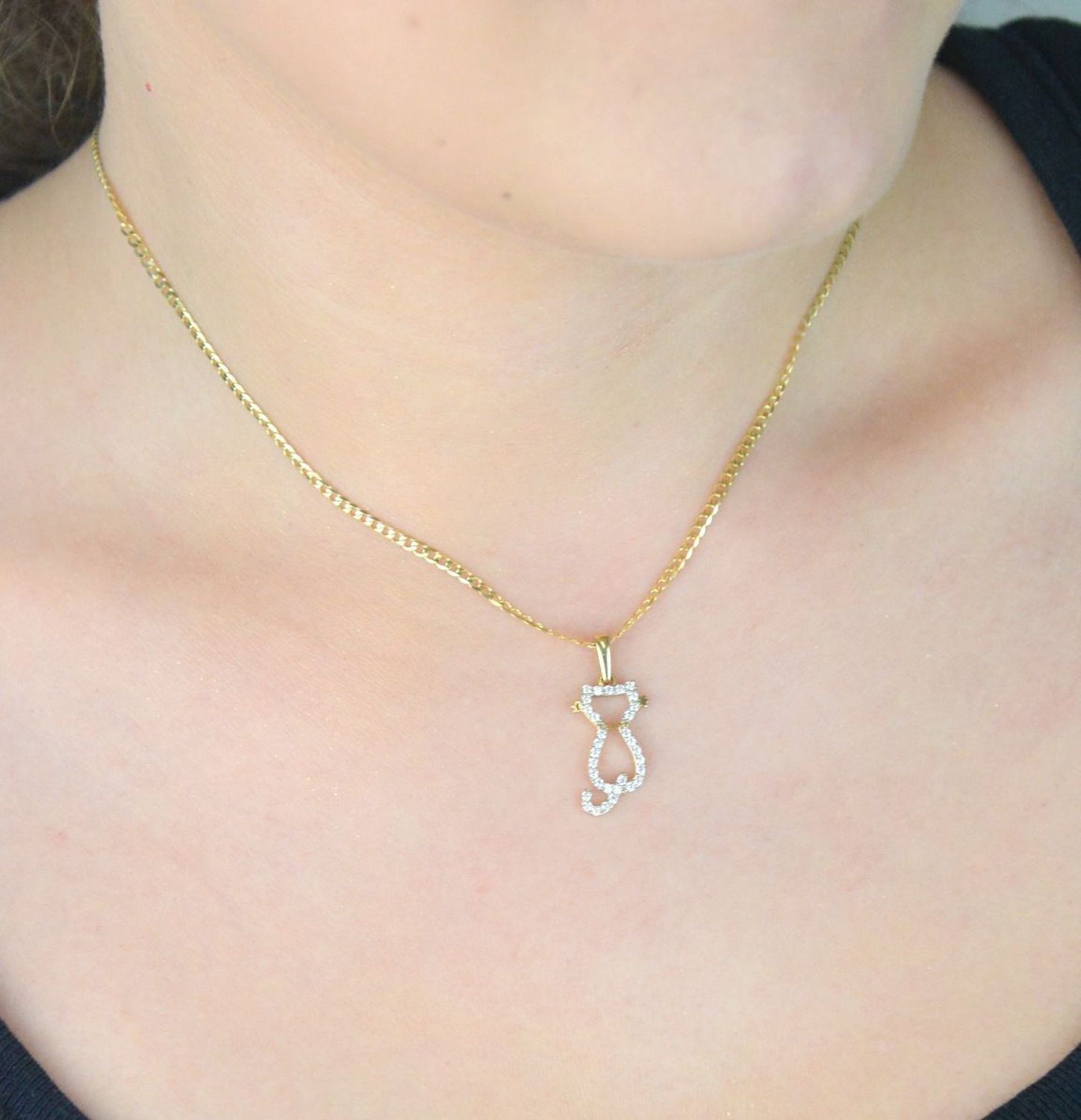 Złota zawieszka DIA-ZAW-13303-585 w kształcie kota z białymi cyrkoniami. Próba 585, waga 1,03 g, wymiary 2,6 cm x 8 mm. Uroczy i elegancki dodatek – idealny na prezent.1.jpg