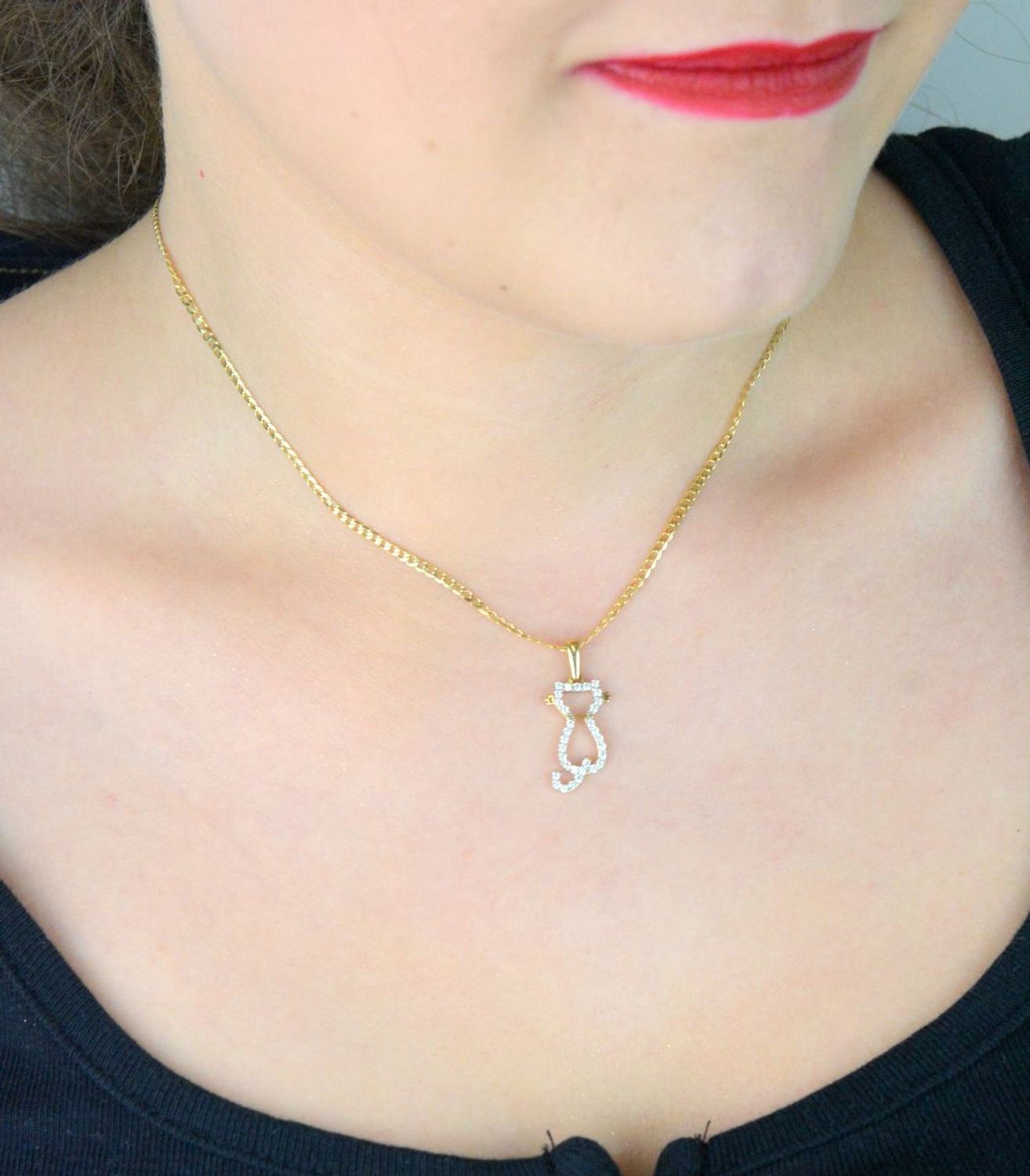 Złota zawieszka DIA-ZAW-13303-585 w kształcie kota z białymi cyrkoniami. Próba 585, waga 1,03 g, wymiary 2,6 cm x 8 mm. Uroczy i elegancki dodatek – idealny na prezent.1.jpg