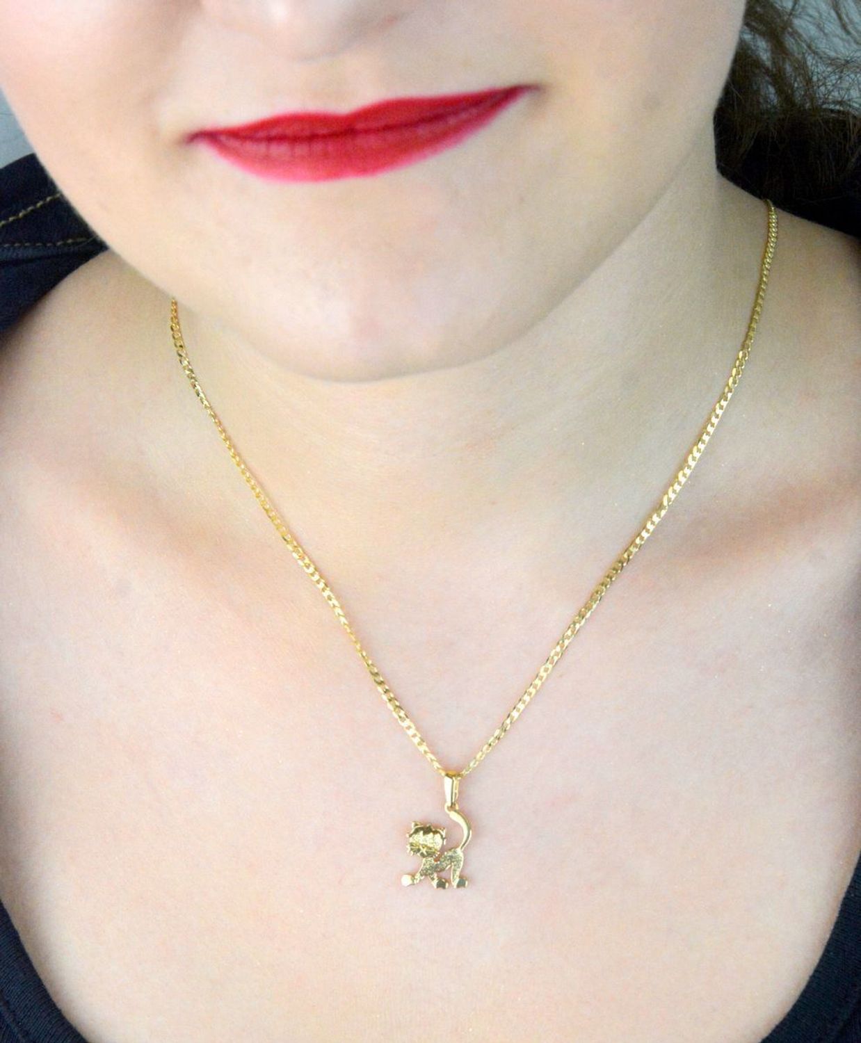 Złota zawieszka DIA-ZAW-13304-585 w kształcie kota. Próba 585, waga 1,21 g, wymiary 2,0 x 1,1 cm. Stylowy dodatek i idealny prezent dla miłośniczek kotów.1.jpg