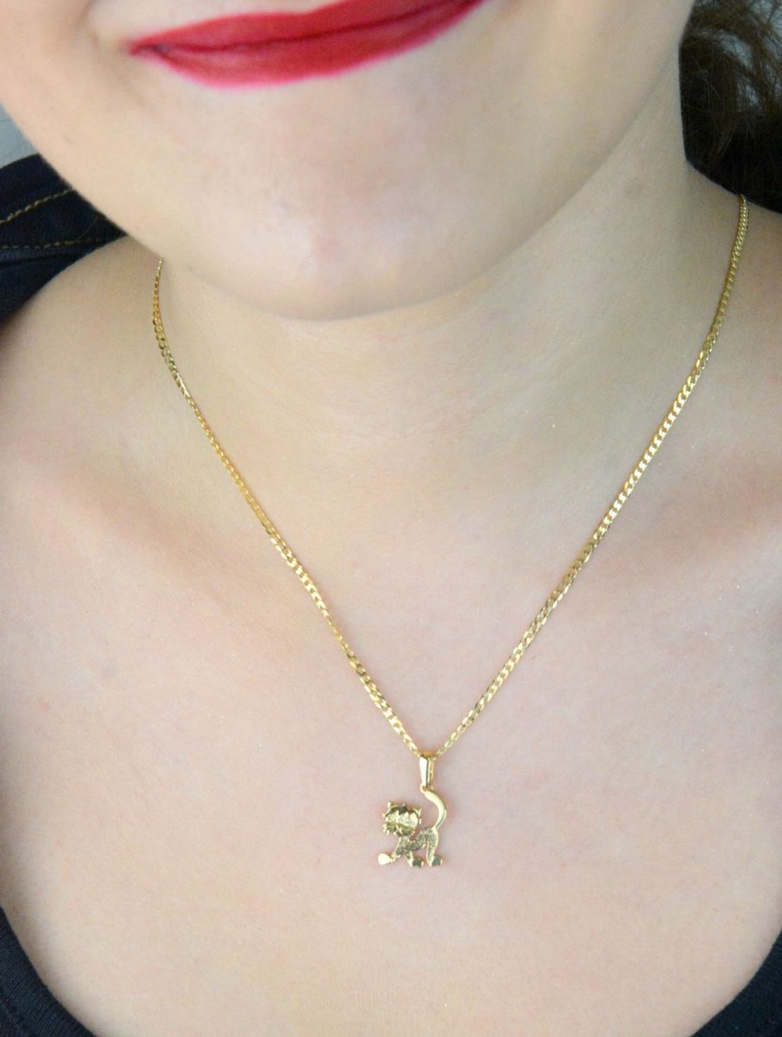 Złota zawieszka DIA-ZAW-13304-585 w kształcie kota. Próba 585, waga 1,21 g, wymiary 2,0 x 1,1 cm. Stylowy dodatek i idealny prezent dla miłośniczek kotów.1.jpg