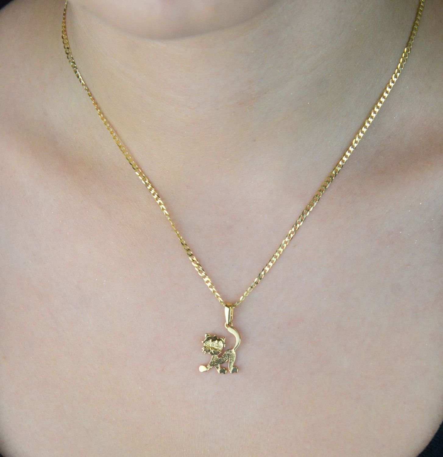 Złota zawieszka DIA-ZAW-13304-585 w kształcie kota. Próba 585, waga 1,21 g, wymiary 2,0 x 1,1 cm. Stylowy dodatek i idealny prezent dla miłośniczek kotów.1.jpg