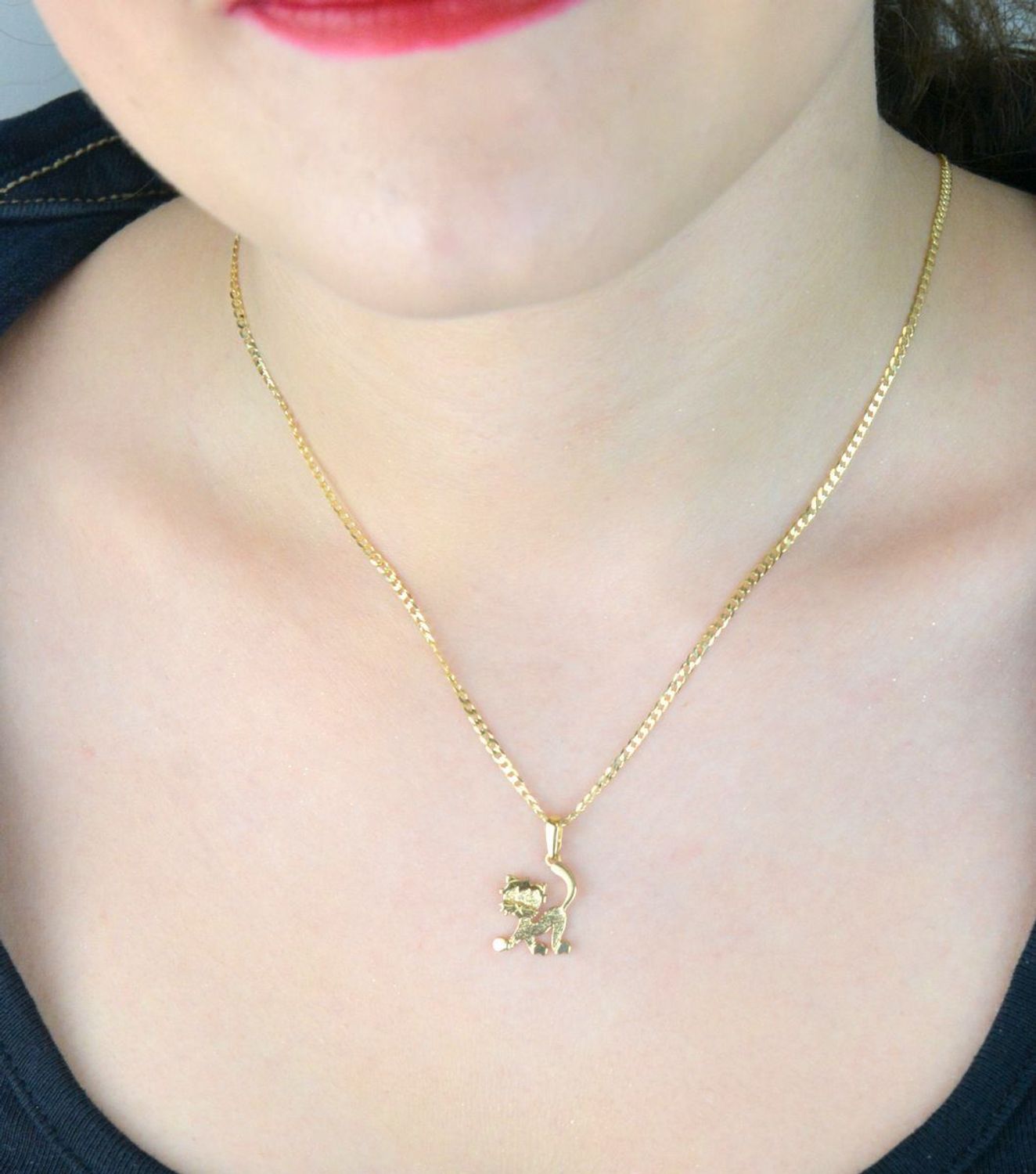 Złota zawieszka DIA-ZAW-13304-585 w kształcie kota. Próba 585, waga 1,21 g, wymiary 2,0 x 1,1 cm. Stylowy dodatek i idealny prezent dla miłośniczek kotów.1.jpg