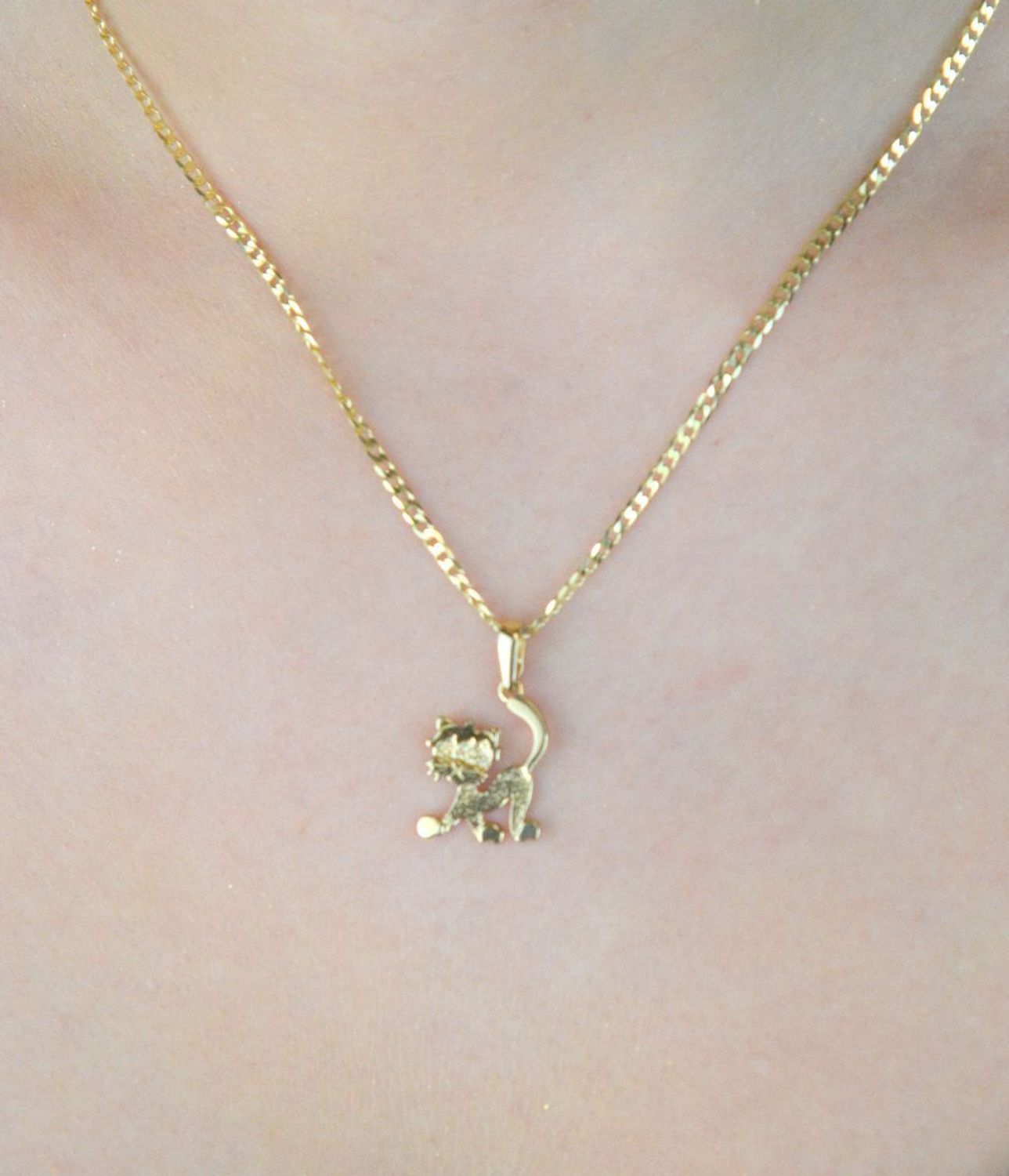 Złota zawieszka DIA-ZAW-13304-585 w kształcie kota. Próba 585, waga 1,21 g, wymiary 2,0 x 1,1 cm. Stylowy dodatek i idealny prezent dla miłośniczek kotów.1.jpg