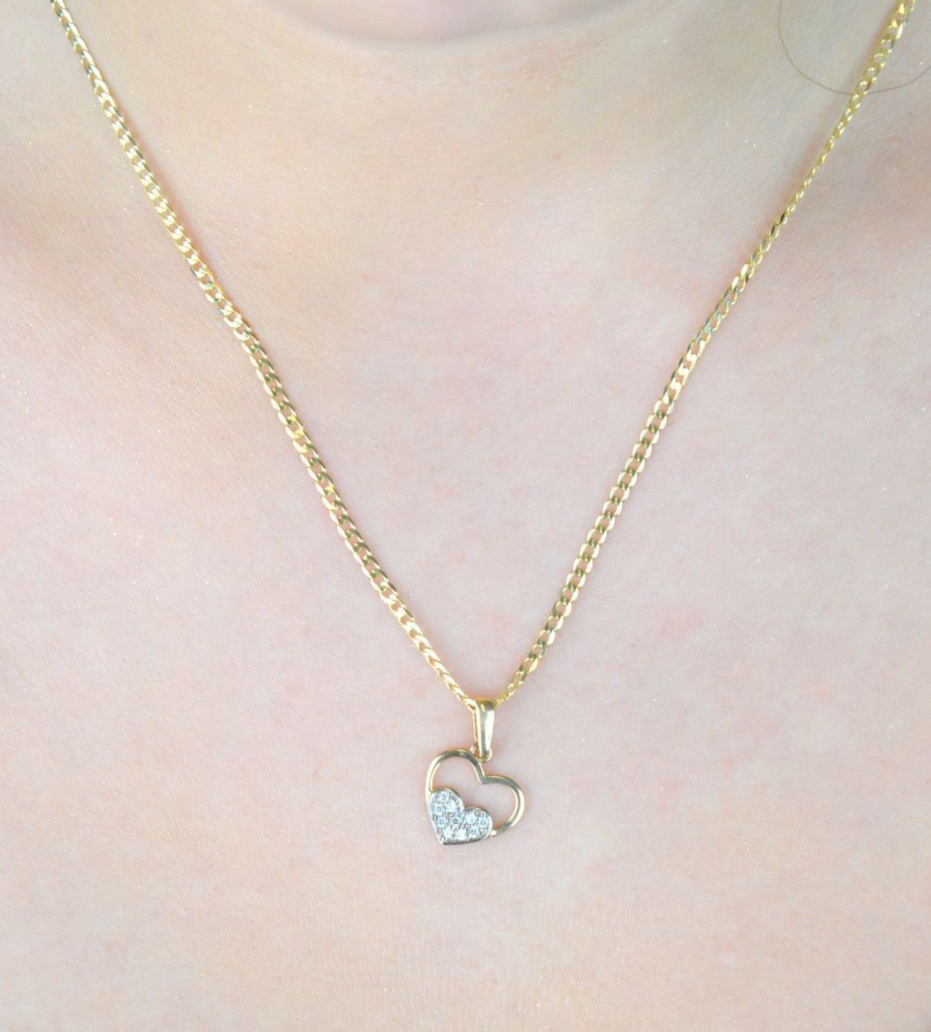 Złota zawieszka damska DIA-ZAW-13305-585 w kształcie serca, zdobiona błyszczącymi cyrkoniami. Próba 585, waga 0,80 g, wymiary 1,7 x 1,2 cm. Idealna biżuteria na prezent.1.jpg