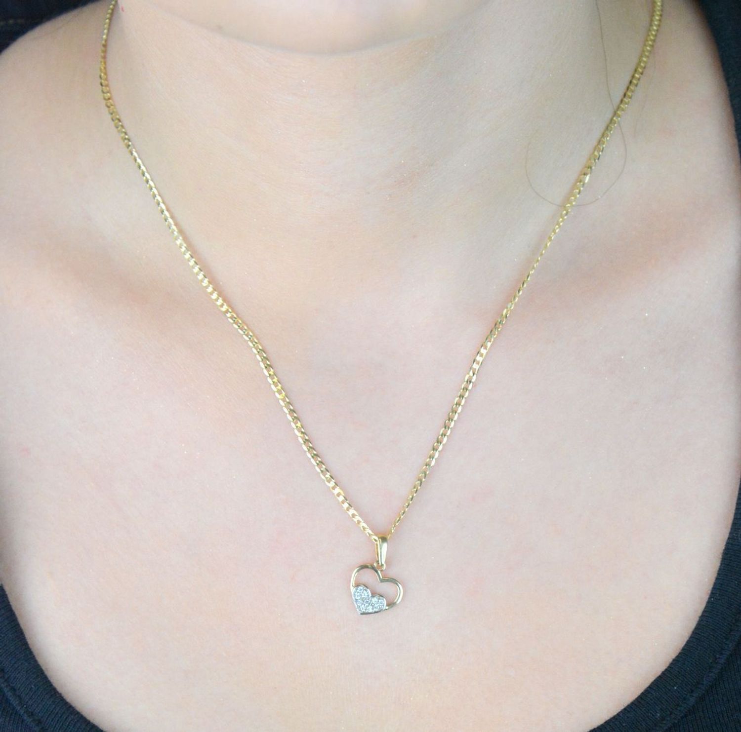 Złota zawieszka damska DIA-ZAW-13305-585 w kształcie serca, zdobiona błyszczącymi cyrkoniami. Próba 585, waga 0,80 g, wymiary 1,7 x 1,2 cm. Idealna biżuteria na prezent.1.jpg