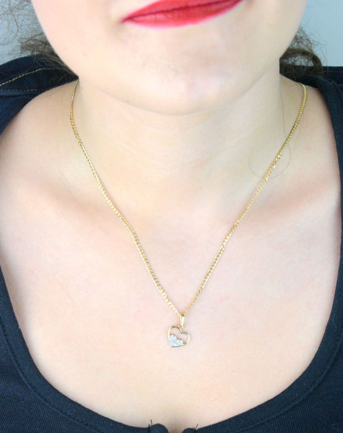 Złota zawieszka damska DIA-ZAW-13305-585 w kształcie serca, zdobiona błyszczącymi cyrkoniami. Próba 585, waga 0,80 g, wymiary 1,7 x 1,2 cm. Idealna biżuteria na prezent.1.jpg