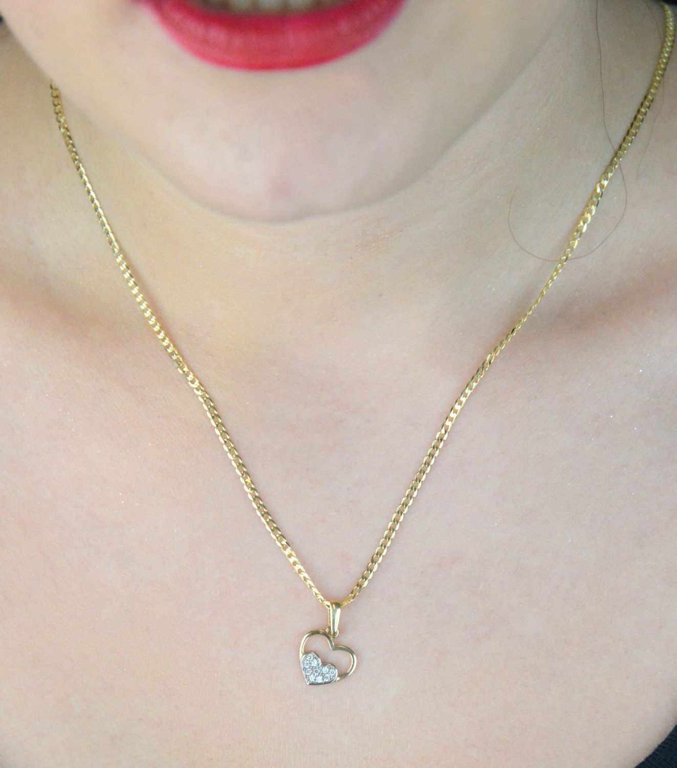 Złota zawieszka damska DIA-ZAW-13305-585 w kształcie serca, zdobiona błyszczącymi cyrkoniami. Próba 585, waga 0,80 g, wymiary 1,7 x 1,2 cm. Idealna biżuteria na prezent.1.jpg