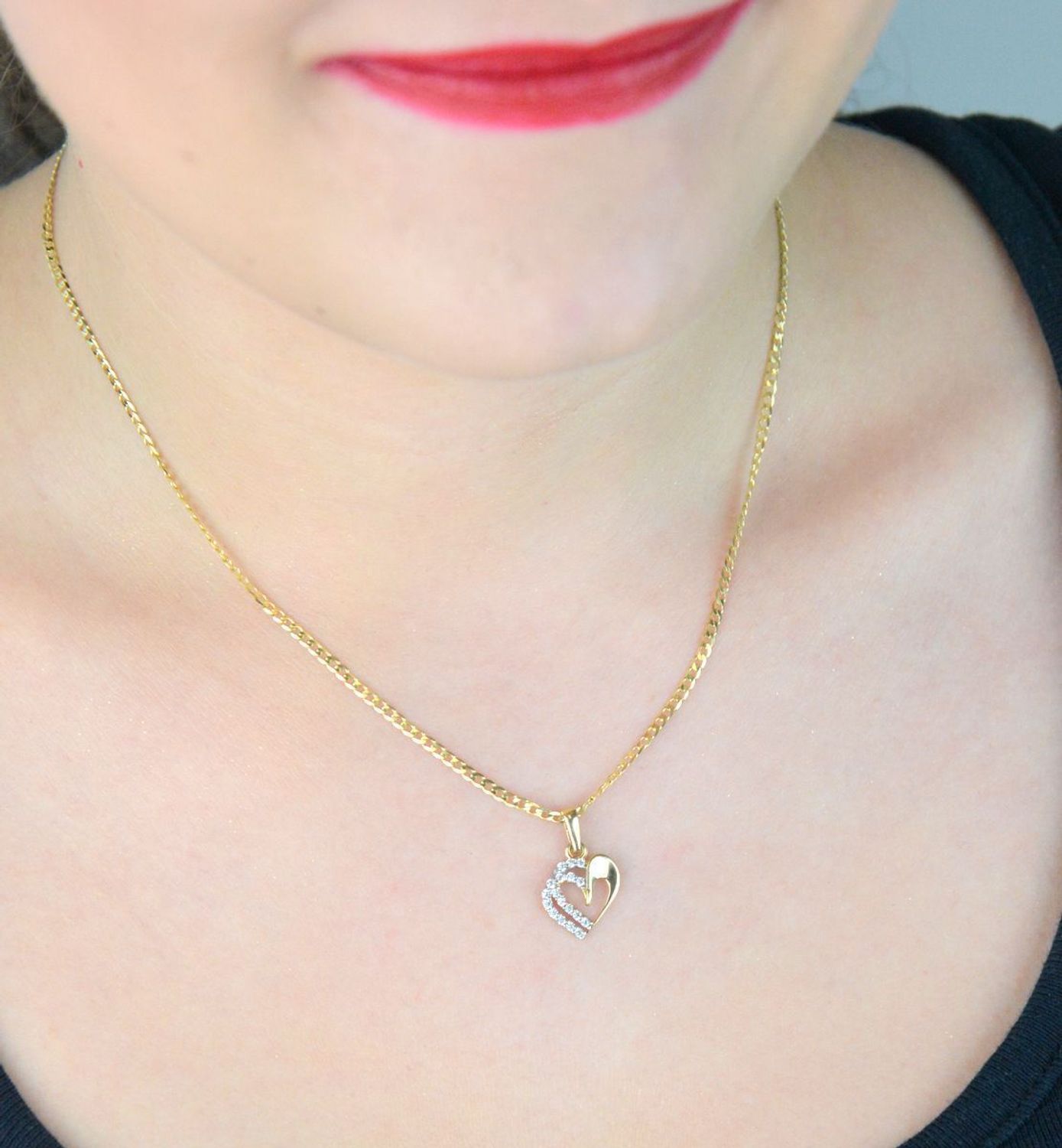 Złota zawieszka serce z białymi cyrkoniami – model DIA-ZAW-13306-585. Próba 585, waga 0,99 g, wymiary 2,0 x 1,2 cm. Romantyczna biżuteria idealna na prezent.1.jpg