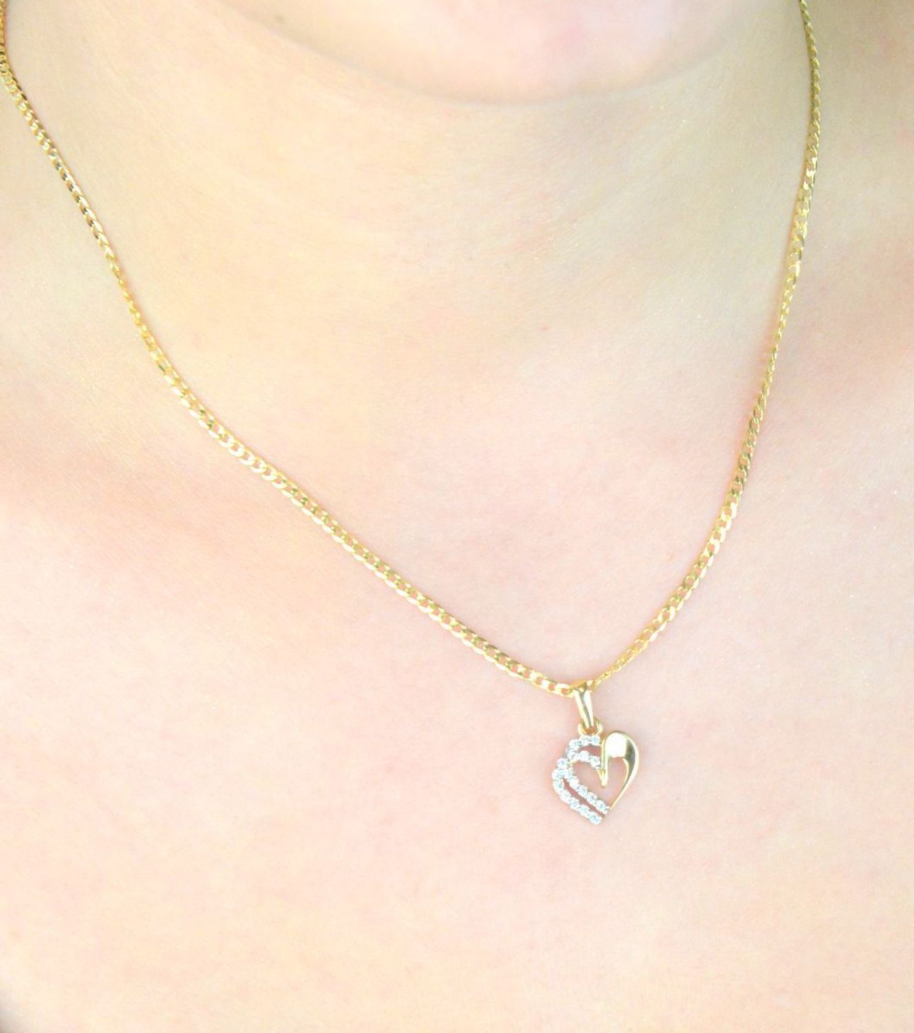 Złota zawieszka serce z białymi cyrkoniami – model DIA-ZAW-13306-585. Próba 585, waga 0,99 g, wymiary 2,0 x 1,2 cm. Romantyczna biżuteria idealna na prezent.1.jpg