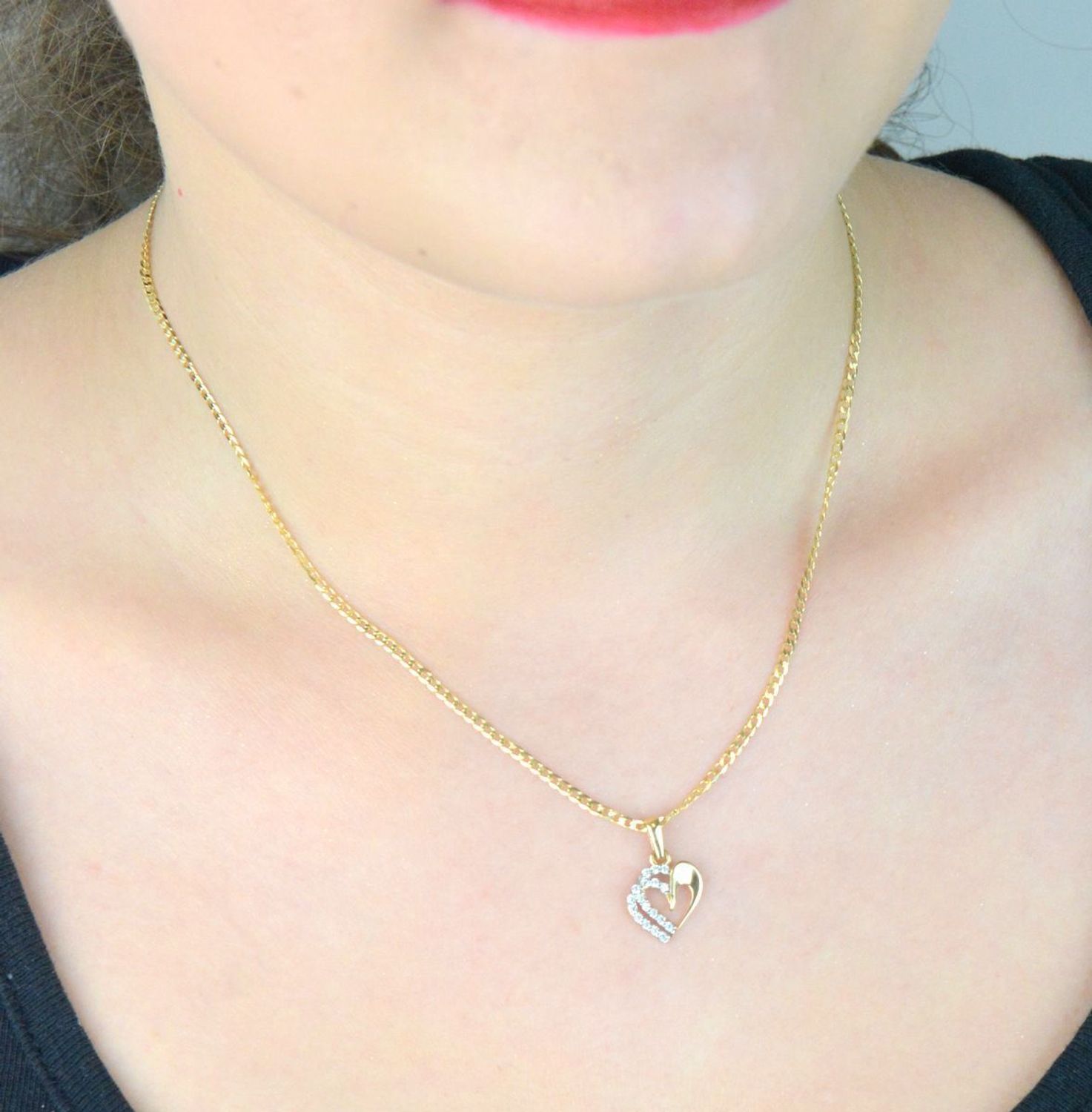 Złota zawieszka serce z białymi cyrkoniami – model DIA-ZAW-13306-585. Próba 585, waga 0,99 g, wymiary 2,0 x 1,2 cm. Romantyczna biżuteria idealna na prezent.1.jpg