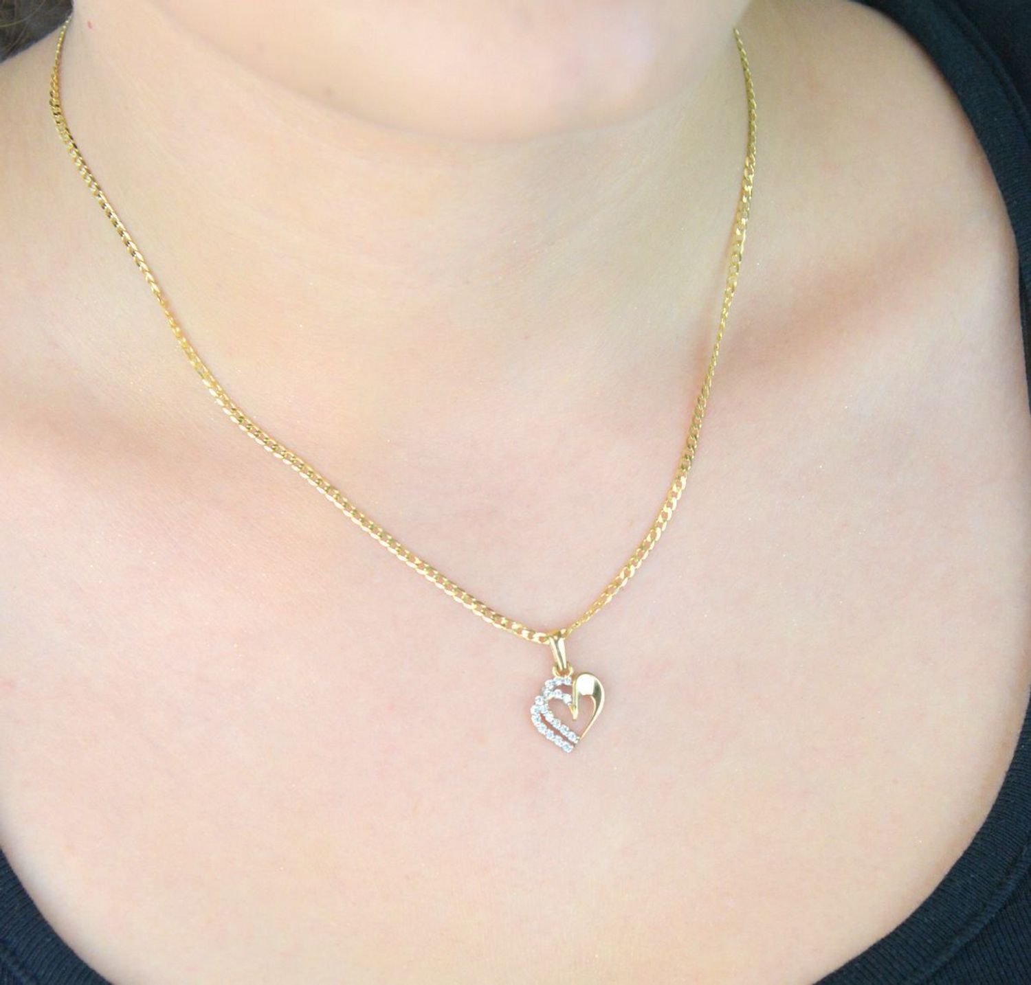 Złota zawieszka serce z białymi cyrkoniami – model DIA-ZAW-13306-585. Próba 585, waga 0,99 g, wymiary 2,0 x 1,2 cm. Romantyczna biżuteria idealna na prezent.1.jpg