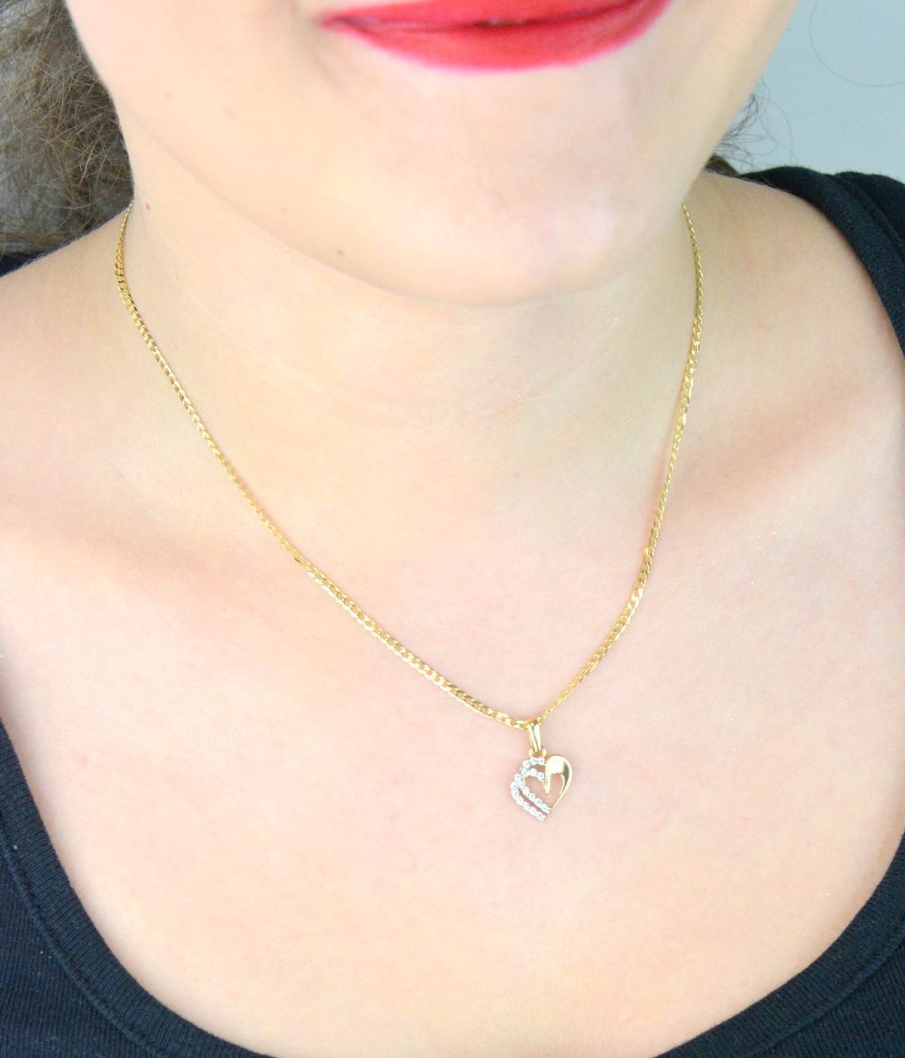 Złota zawieszka serce z białymi cyrkoniami – model DIA-ZAW-13306-585. Próba 585, waga 0,99 g, wymiary 2,0 x 1,2 cm. Romantyczna biżuteria idealna na prezent.1.jpg