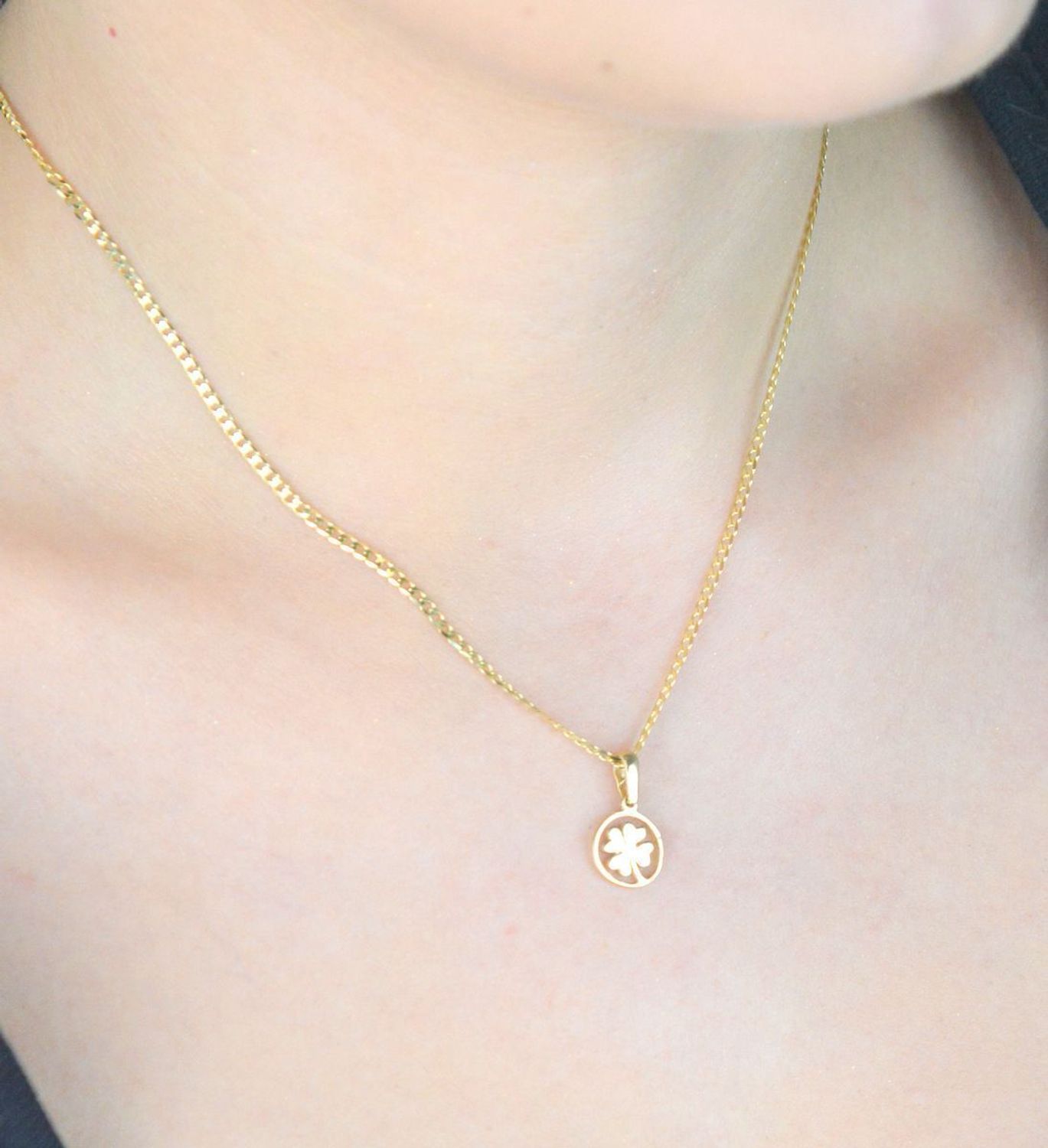 Złota zawieszka DIA-ZAW-13307-585 – koniczynka w kółeczku. Próba 585, waga 0,79 g, wymiary 1,5 x 1,0 cm. Symbol szczęścia w eleganckim wydaniu – idealna na prezent.1.jpg