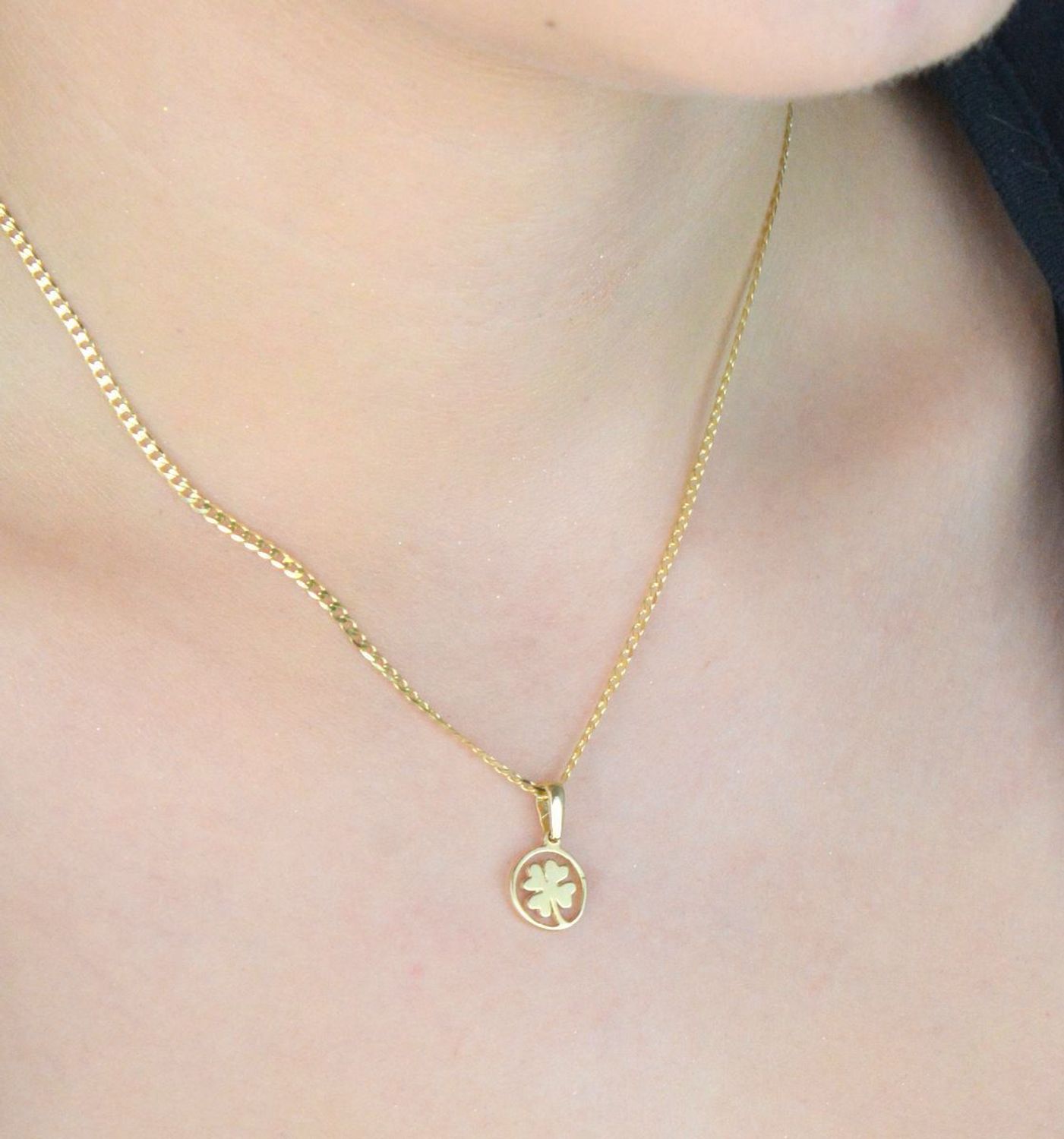 Złota zawieszka DIA-ZAW-13307-585 – koniczynka w kółeczku. Próba 585, waga 0,79 g, wymiary 1,5 x 1,0 cm. Symbol szczęścia w eleganckim wydaniu – idealna na prezent.1.jpg