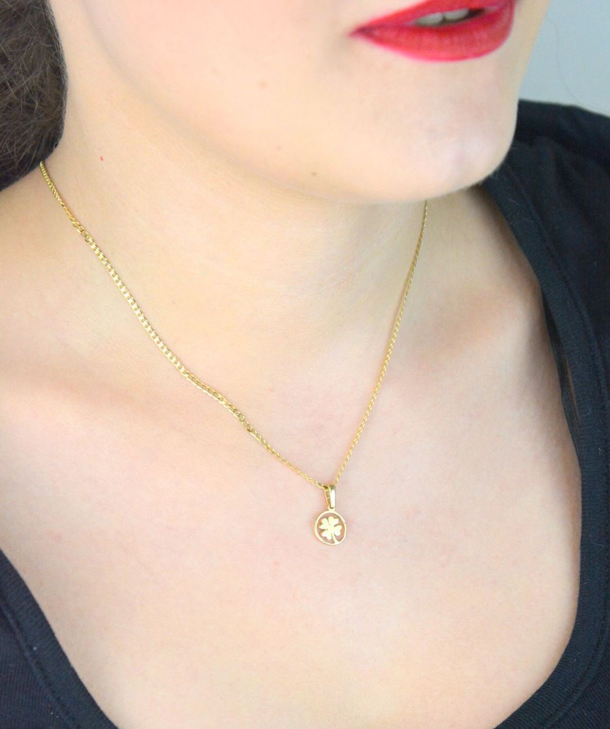 Złota zawieszka DIA-ZAW-13307-585 – koniczynka w kółeczku. Próba 585, waga 0,79 g, wymiary 1,5 x 1,0 cm. Symbol szczęścia w eleganckim wydaniu – idealna na prezent.1.jpg