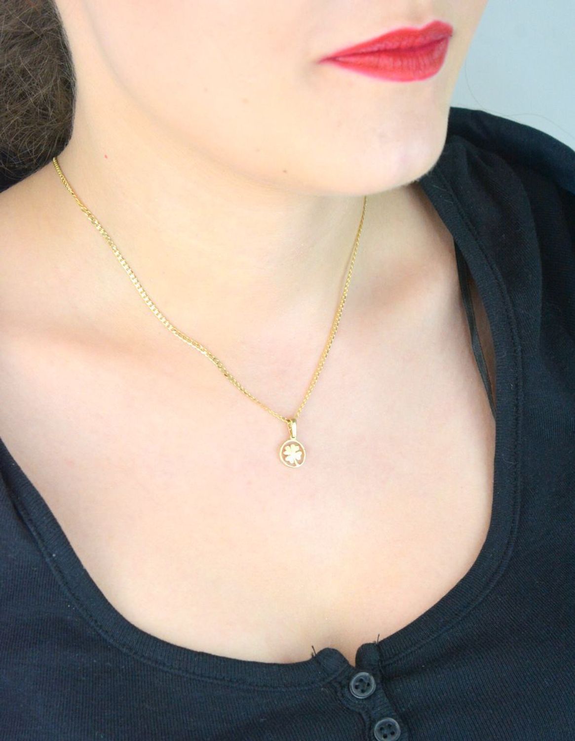 Złota zawieszka DIA-ZAW-13307-585 – koniczynka w kółeczku. Próba 585, waga 0,79 g, wymiary 1,5 x 1,0 cm. Symbol szczęścia w eleganckim wydaniu – idealna na prezent.1.jpg