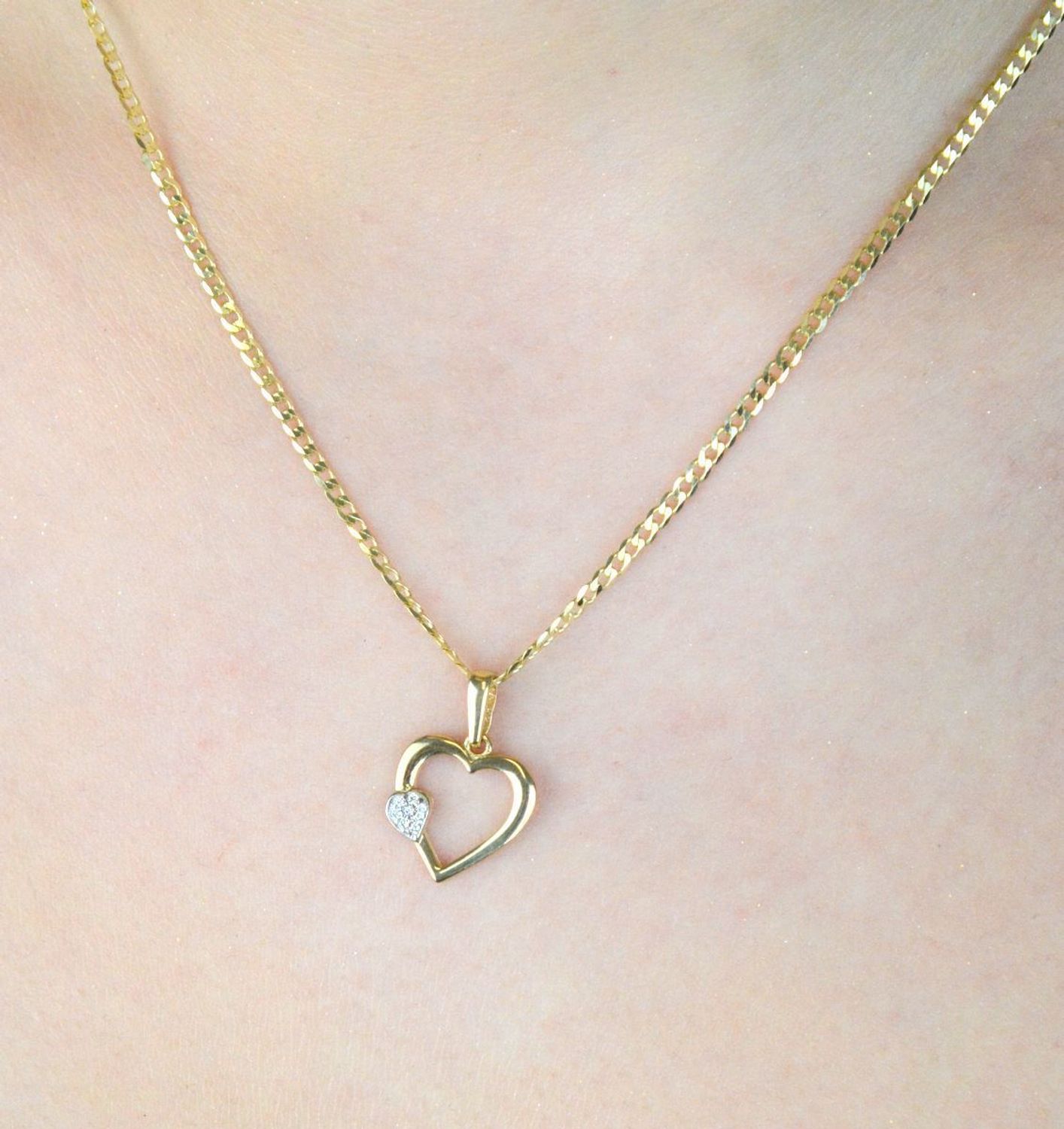 Złota zawieszka DIA-ZAW-13308-585 w kształcie serca z mniejszym serduszkiem wysadzanym cyrkoniami. Próba 585, waga 0,83 g, wymiary 2,0 x 1,3 cm. Subtelna i romantyczna biżuteria idealna 1.jpg