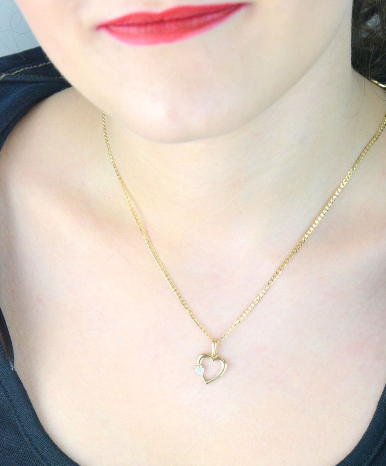 Złota zawieszka DIA-ZAW-13308-585 w kształcie serca z mniejszym serduszkiem wysadzanym cyrkoniami. Próba 585, waga 0,83 g, wymiary 2,0 x 1,3 cm. Subtelna i romantyczna biżuteria idealna 1.jpg