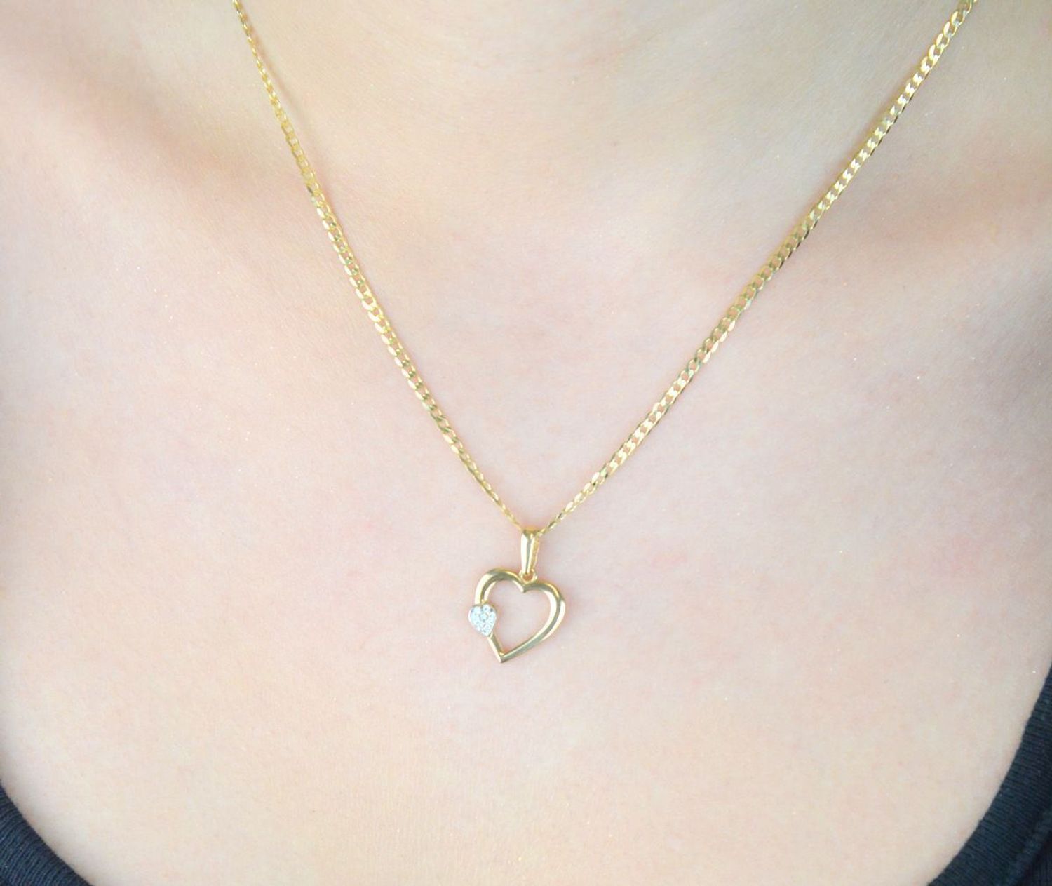 Złota zawieszka DIA-ZAW-13308-585 w kształcie serca z mniejszym serduszkiem wysadzanym cyrkoniami. Próba 585, waga 0,83 g, wymiary 2,0 x 1,3 cm. Subtelna i romantyczna biżuteria idealna 1.jpg