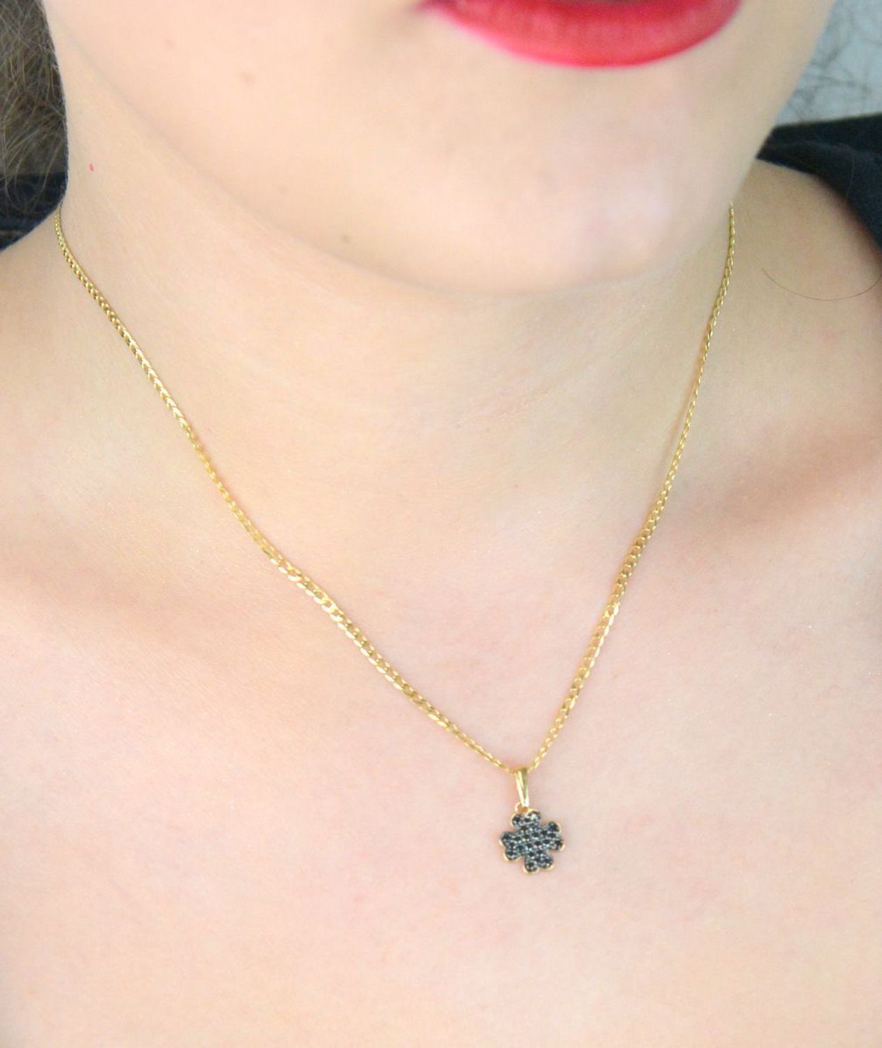 Złota zawieszka DIA-ZAW-13309-585 w kształcie koniczynki, zdobiona czarnymi cyrkoniami. Próba 585, waga 0,75 g, wymiary 1,7 × 1,0 cm. Stylowy symbol szczęścia – idealny na prezent!1.jpg