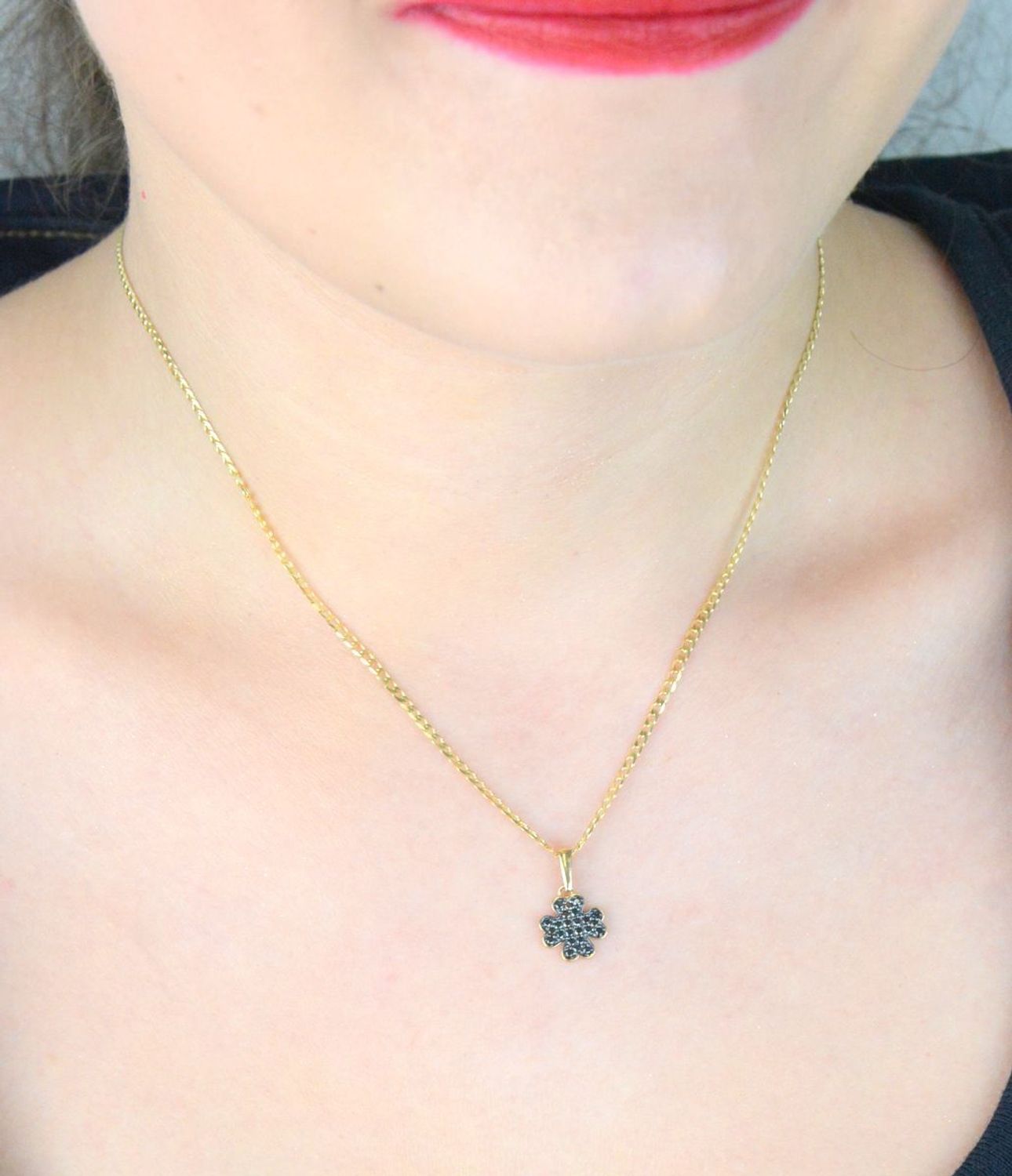 Złota zawieszka DIA-ZAW-13309-585 w kształcie koniczynki, zdobiona czarnymi cyrkoniami. Próba 585, waga 0,75 g, wymiary 1,7 × 1,0 cm. Stylowy symbol szczęścia – idealny na prezent!1.jpg