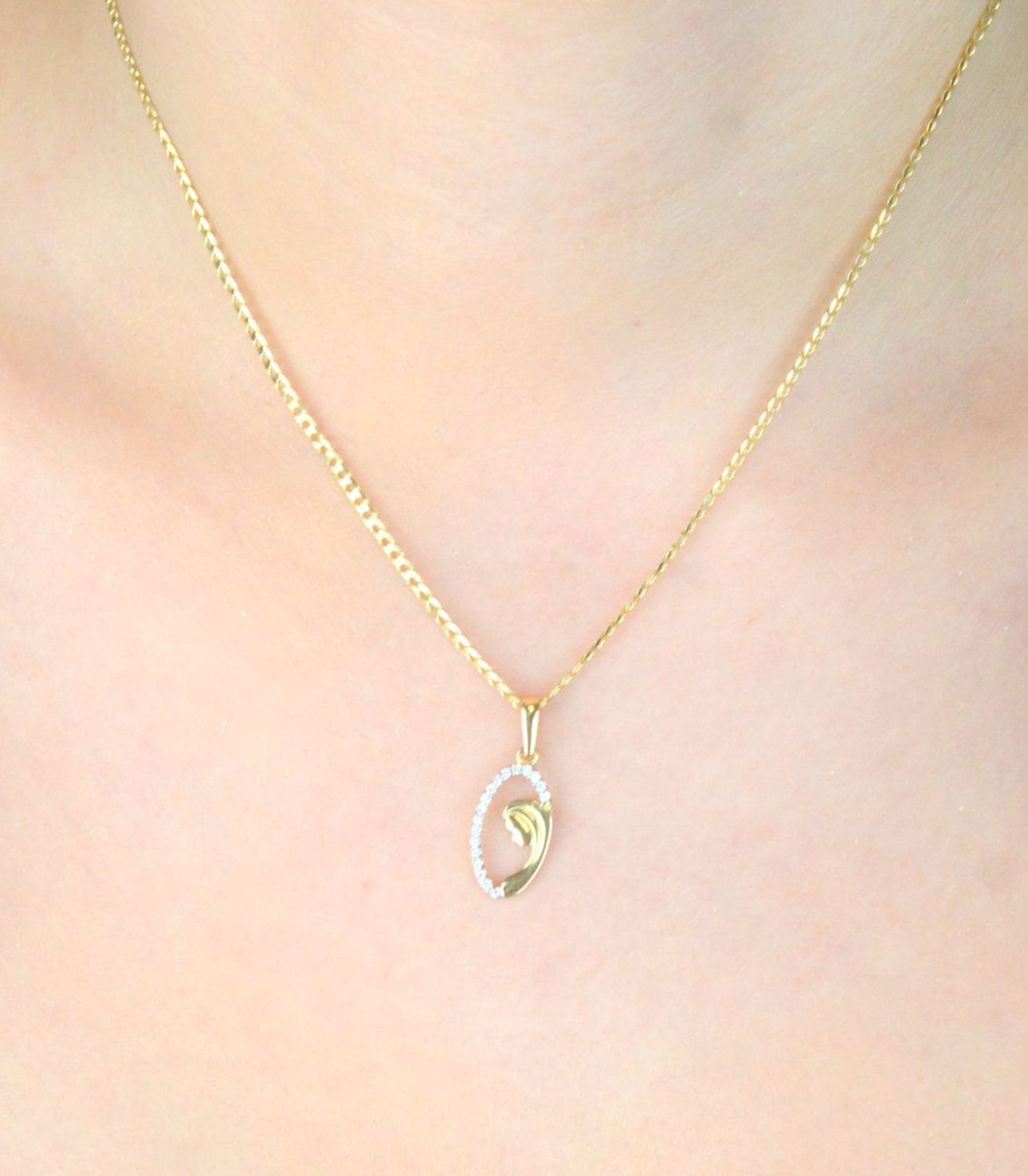 Złoty medalik DIA-ZAW-13310-585 z wizerunkiem Matki Boskiej. Próba 585, waga 0,74 g, długość 2,2 cm, szerokość 9 mm. Zdobiony cyrkoniami – symbol wiary i elegancji.1.jpg