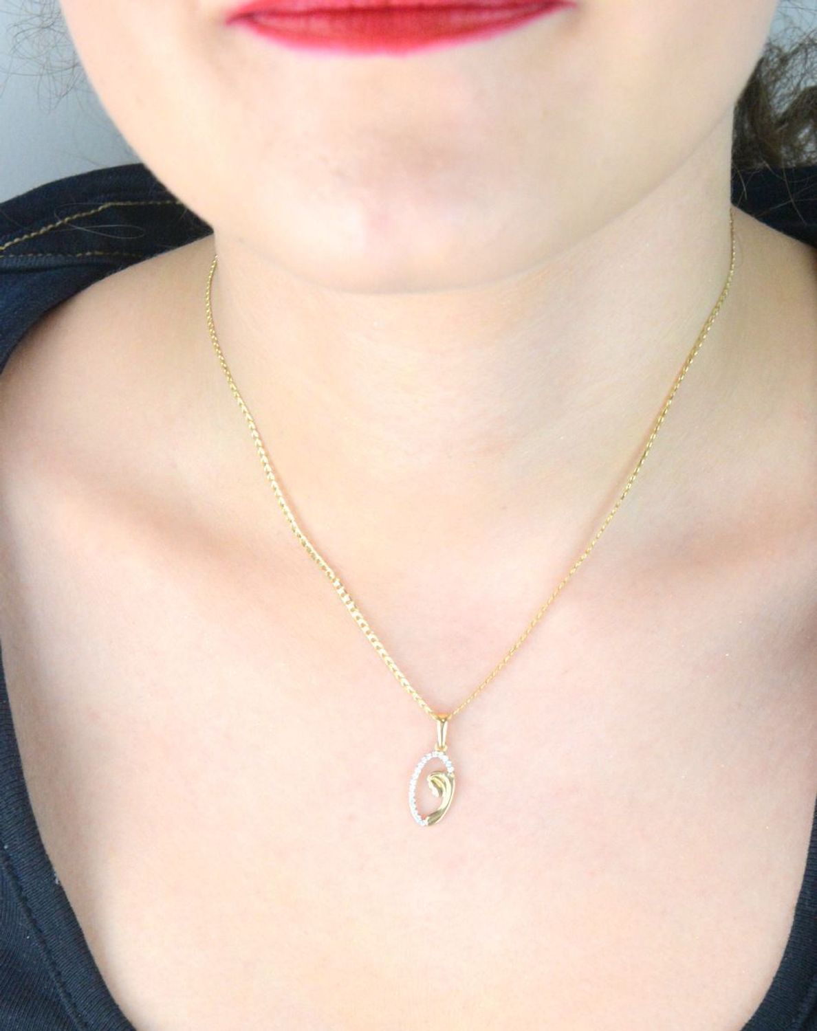 Złoty medalik DIA-ZAW-13310-585 z wizerunkiem Matki Boskiej. Próba 585, waga 0,74 g, długość 2,2 cm, szerokość 9 mm. Zdobiony cyrkoniami – symbol wiary i elegancji.1.jpg