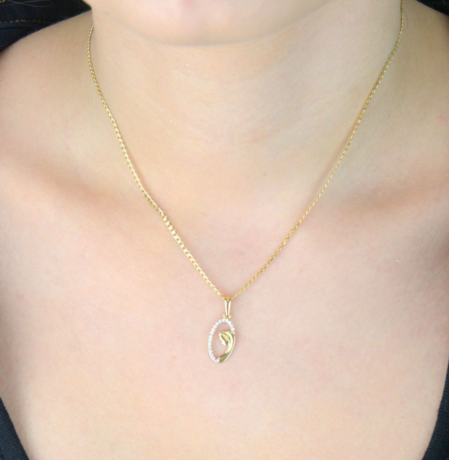 Złoty medalik DIA-ZAW-13310-585 z wizerunkiem Matki Boskiej. Próba 585, waga 0,74 g, długość 2,2 cm, szerokość 9 mm. Zdobiony cyrkoniami – symbol wiary i elegancji.1.jpg