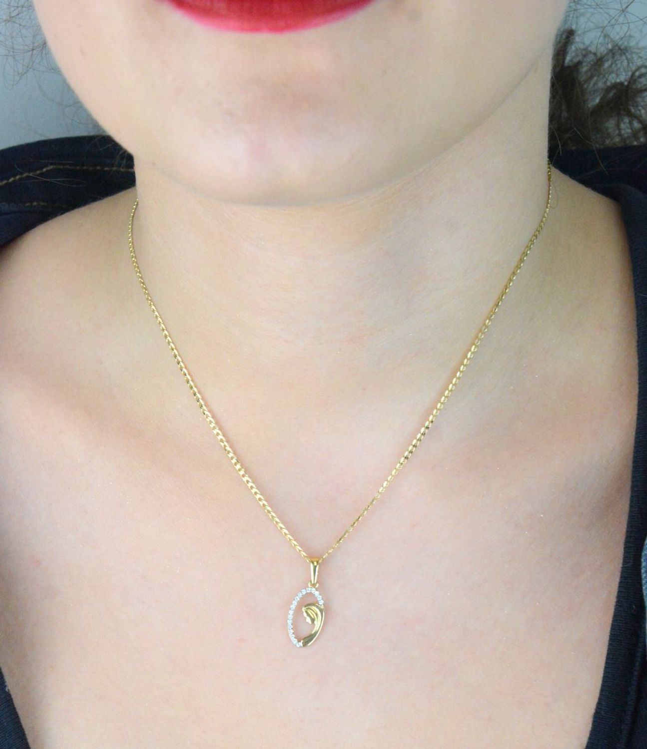 Złoty medalik DIA-ZAW-13310-585 z wizerunkiem Matki Boskiej. Próba 585, waga 0,74 g, długość 2,2 cm, szerokość 9 mm. Zdobiony cyrkoniami – symbol wiary i elegancji.1.jpg