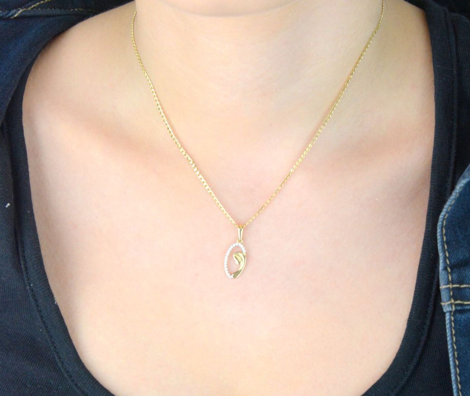 Złoty medalik DIA-ZAW-13310-585 z wizerunkiem Matki Boskiej. Próba 585, waga 0,74 g, długość 2,2 cm, szerokość 9 mm. Zdobiony cyrkoniami – symbol wiary i elegancji.1.jpg