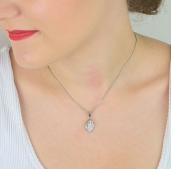 Klasyczna srebrna zawieszka ozdobiona w całości cyrkonią. Wykonana ze srebra próby 925. Długość 2,3 cm. Idealna do każdej stylizacji – codziennej i eleganckiej (3).JPG
