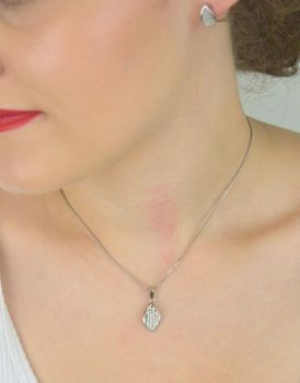 Klasyczna srebrna zawieszka ozdobiona w całości cyrkonią. Wykonana ze srebra próby 925. Długość 2,3 cm. Idealna do każdej stylizacji – codziennej i eleganckiej (4).JPG