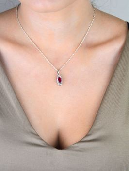 Srebrna zawieszka łezka z czerwoną cyrkonią w otoczeniu białych kamieni. Srebro 925, elegancki wygląd. Idealna jako prezent lub ozdoba dla siebie (1).JPG