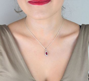 Srebrna zawieszka łezka z czerwoną cyrkonią w otoczeniu białych kamieni. Srebro 925, elegancki wygląd. Idealna jako prezent lub ozdoba dla siebie (6).JPG