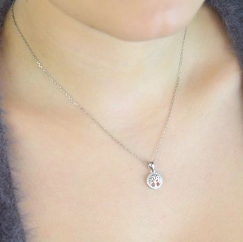 Delikatna zawieszka srebrna Ag 925 w kształcie okrągłego drzewka szczęścia, zdobiona cyrkoniami. Wymiary 1,5 x 1,0 cm, waga 0,90 g. Idealna do naszyjników i jako prezent (2).JPG