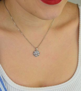 Zawieszka srebrna DIA-ZAW-13329-925 w kształcie drzewka szczęścia ozdobionego kolorowymi cyrkoniami. Próba 925, długość 1,7 cm, szerokość 1,2 cm, waga 1,30 g. Symbolika i subtelny blask (3).JPG