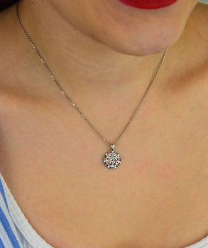 Zawieszka srebrna DIA-ZAW-13329-925 w kształcie drzewka szczęścia ozdobionego kolorowymi cyrkoniami. Próba 925, długość 1,7 cm, szerokość 1,2 cm, waga 1,30 g. Symbolika i subtelny blask (4).JPG