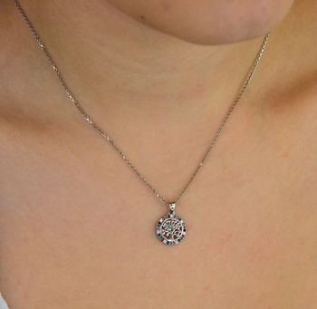 Zawieszka srebrna DIA-ZAW-13329-925 w kształcie drzewka szczęścia ozdobionego kolorowymi cyrkoniami. Próba 925, długość 1,7 cm, szerokość 1,2 cm, waga 1,30 g. Symbolika i subtelny blask (5).JPG