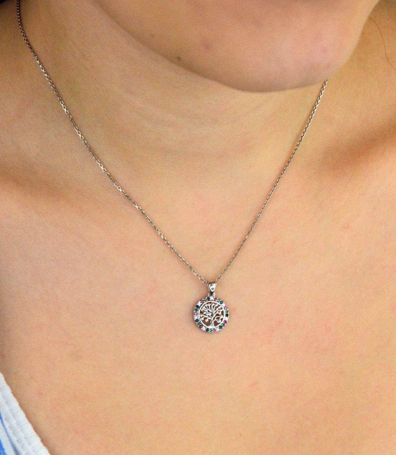 Zawieszka srebrna DIA-ZAW-13329-925 w kształcie drzewka szczęścia ozdobionego kolorowymi cyrkoniami. Próba 925, długość 1,7 cm, szerokość 1,2 cm, waga 1,30 g. Symbolika i subtelny blask.1.jpg