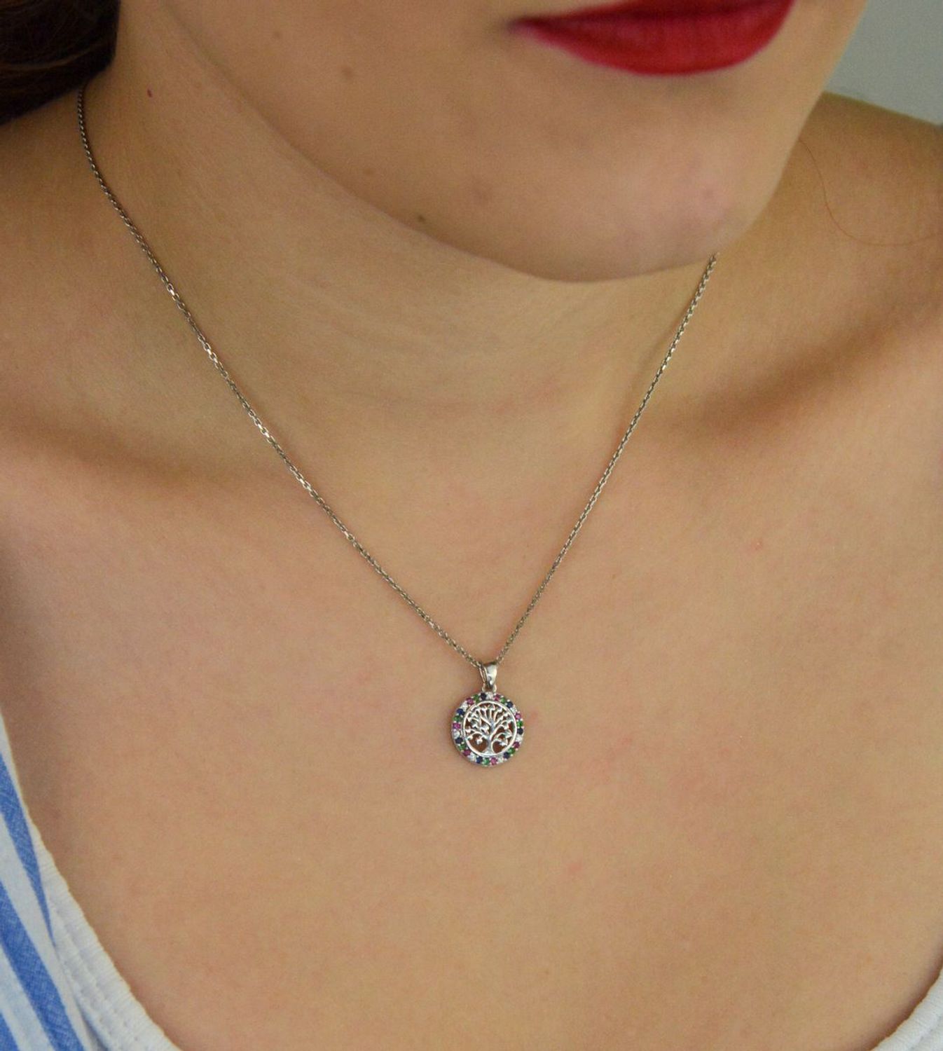 Zawieszka srebrna DIA-ZAW-13329-925 w kształcie drzewka szczęścia ozdobionego kolorowymi cyrkoniami. Próba 925, długość 1,7 cm, szerokość 1,2 cm, waga 1,30 g. Symbolika i subtelny blask.1.jpg