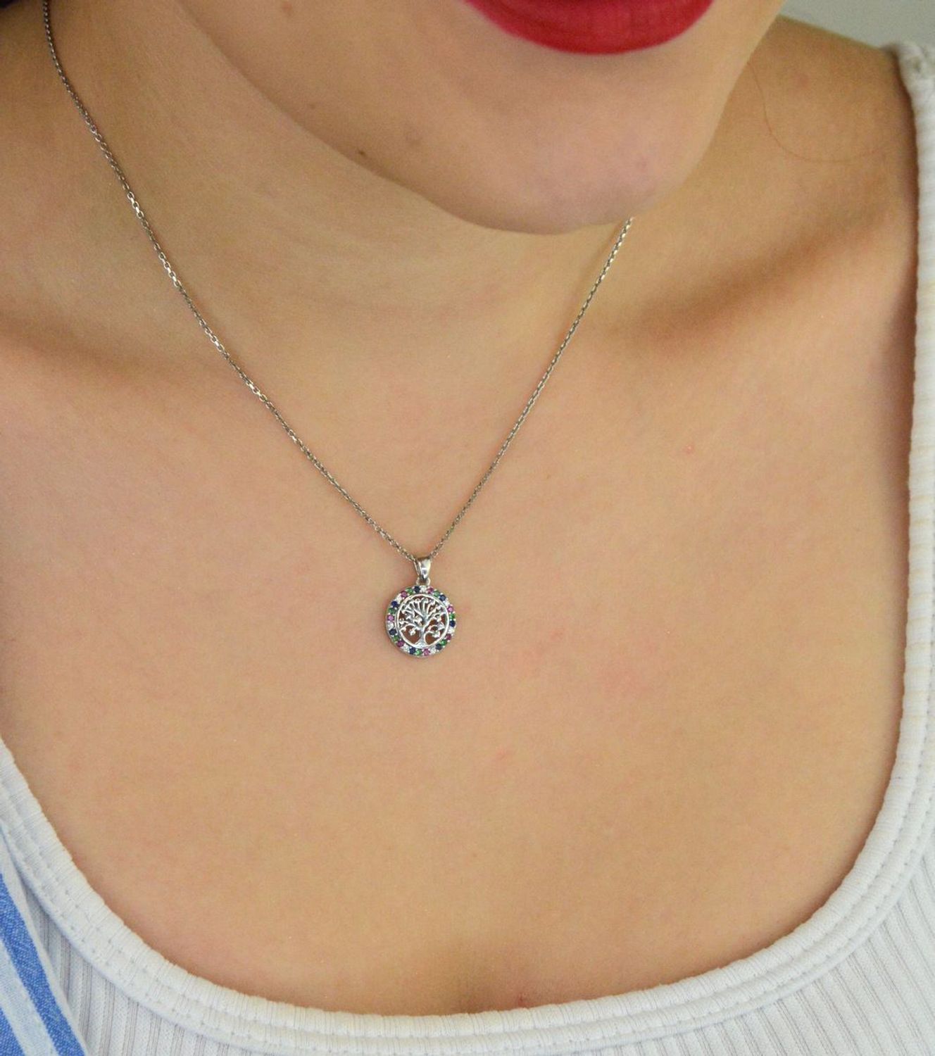 Zawieszka srebrna DIA-ZAW-13329-925 w kształcie drzewka szczęścia ozdobionego kolorowymi cyrkoniami. Próba 925, długość 1,7 cm, szerokość 1,2 cm, waga 1,30 g. Symbolika i subtelny blask.1.jpg