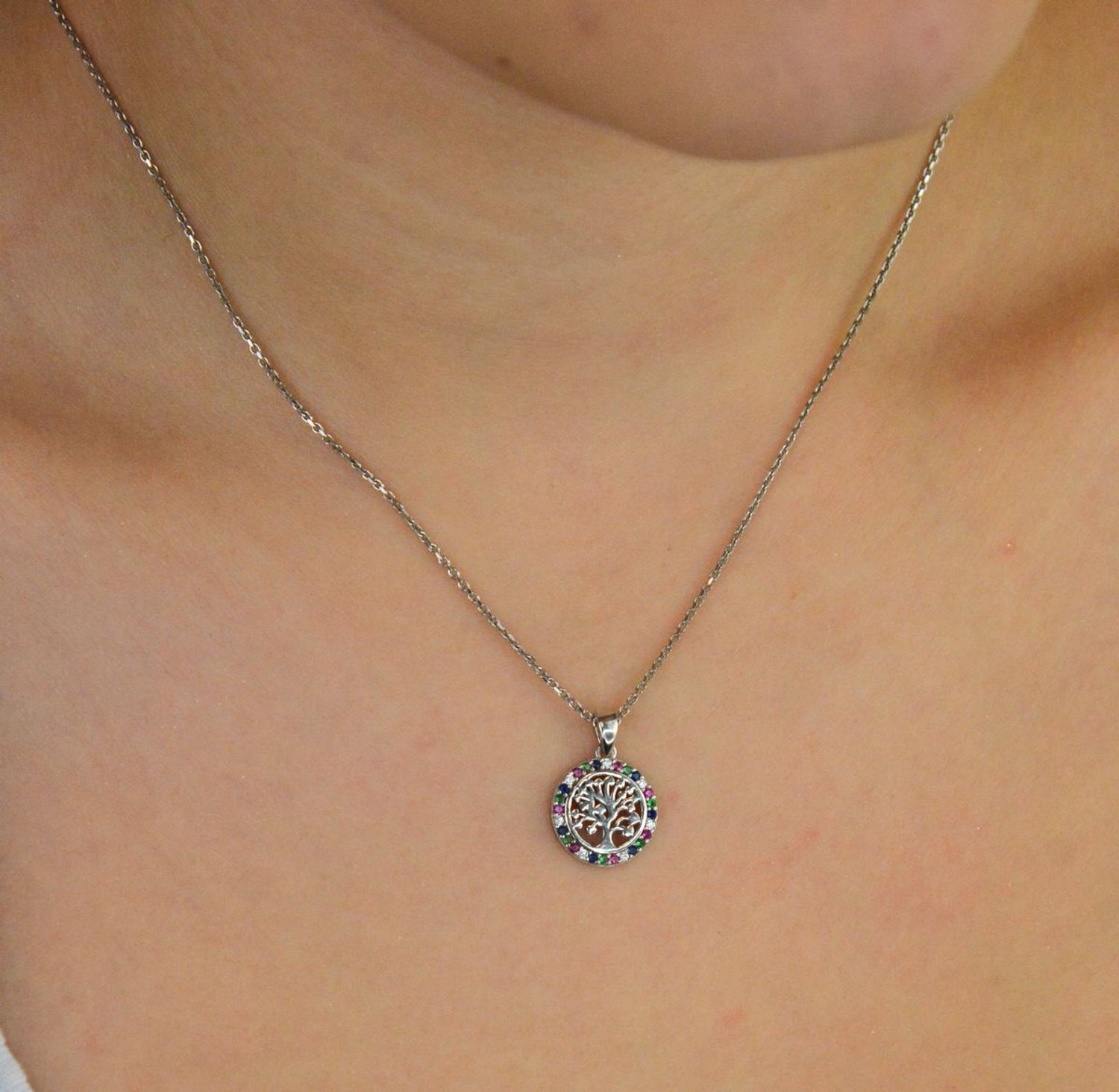 Zawieszka srebrna DIA-ZAW-13329-925 w kształcie drzewka szczęścia ozdobionego kolorowymi cyrkoniami. Próba 925, długość 1,7 cm, szerokość 1,2 cm, waga 1,30 g. Symbolika i subtelny blask.1.jpg