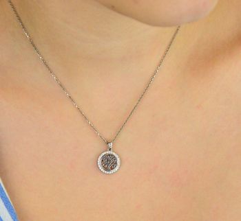 Zawieszka srebrna DIA-ZAW-13330-925 z motywem drzewka szczęścia, ozdobiona cyrkoniami. Próba 925, długość 1,7 cm, szerokość 1,2 cm, waga 1,30 g. Symboliczna, elegancka biżuteria (1).JPG