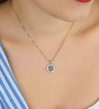 Zawieszka srebrna DIA-ZAW-13330-925 z motywem drzewka szczęścia, ozdobiona cyrkoniami. Próba 925, długość 1,7 cm, szerokość 1,2 cm, waga 1,30 g. Symboliczna, elegancka biżuteria (5).JPG