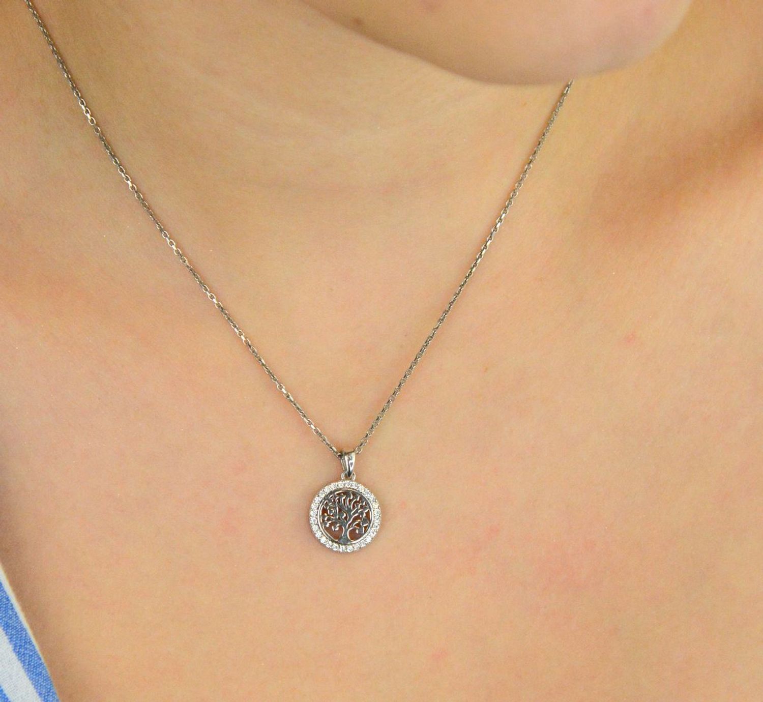 Zawieszka srebrna DIA-ZAW-13330-925 z motywem drzewka szczęścia, ozdobiona cyrkoniami. Próba 925, długość 1,7 cm, szerokość 1,2 cm, waga 1,30 g. Symboliczna, elegancka biżuteria.1.jpg