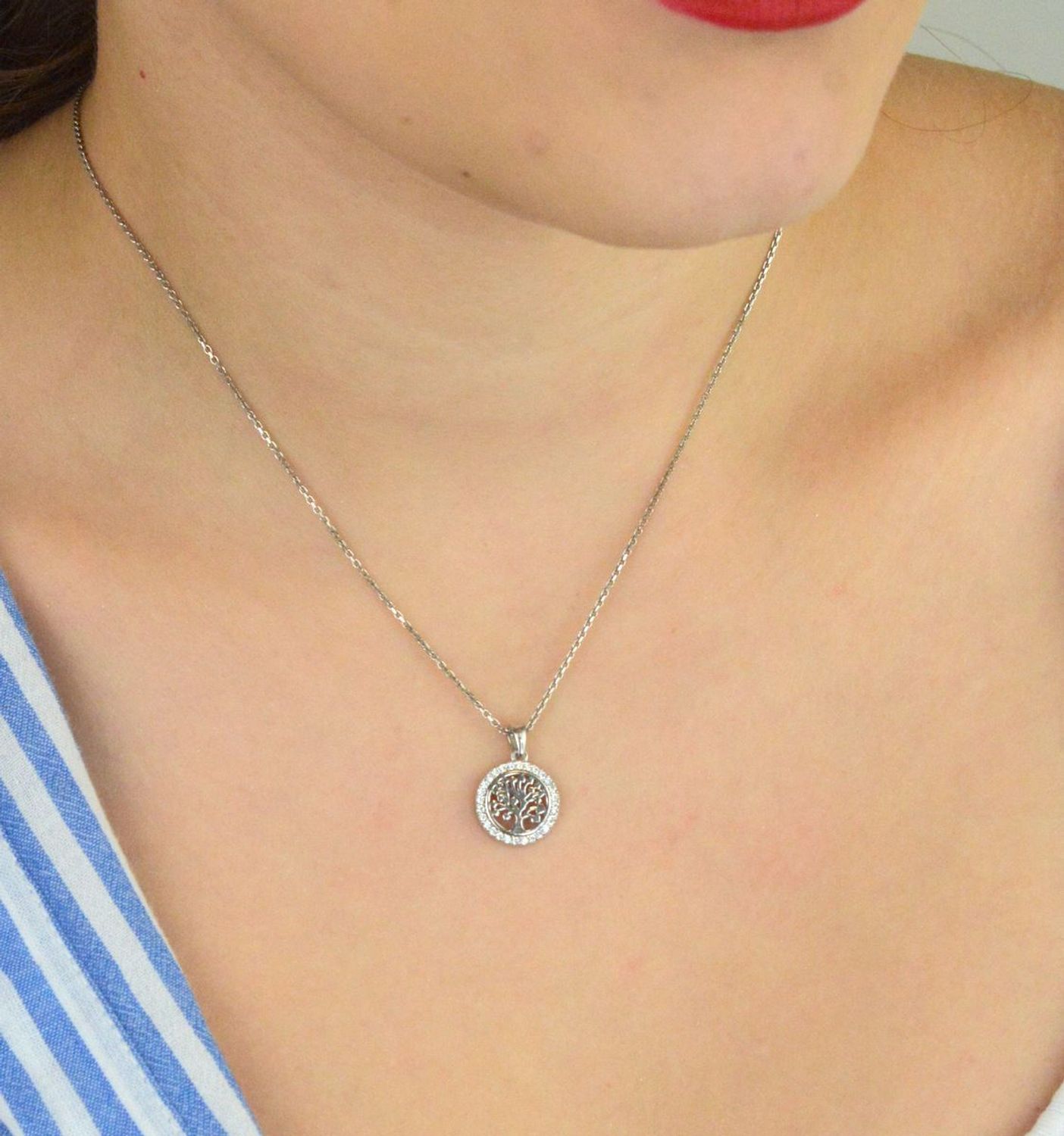 Zawieszka srebrna DIA-ZAW-13330-925 z motywem drzewka szczęścia, ozdobiona cyrkoniami. Próba 925, długość 1,7 cm, szerokość 1,2 cm, waga 1,30 g. Symboliczna, elegancka biżuteria.1.jpg